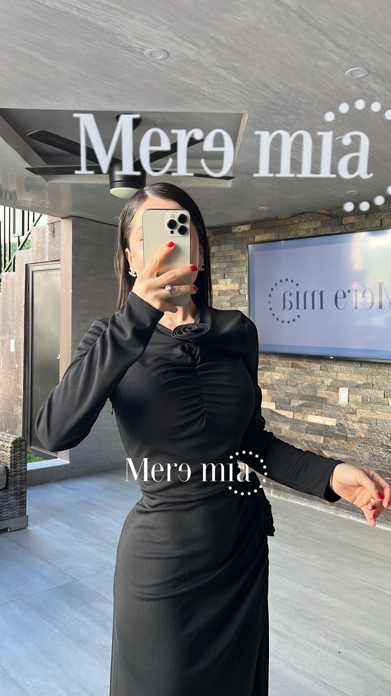 Vestido negro flor plisado