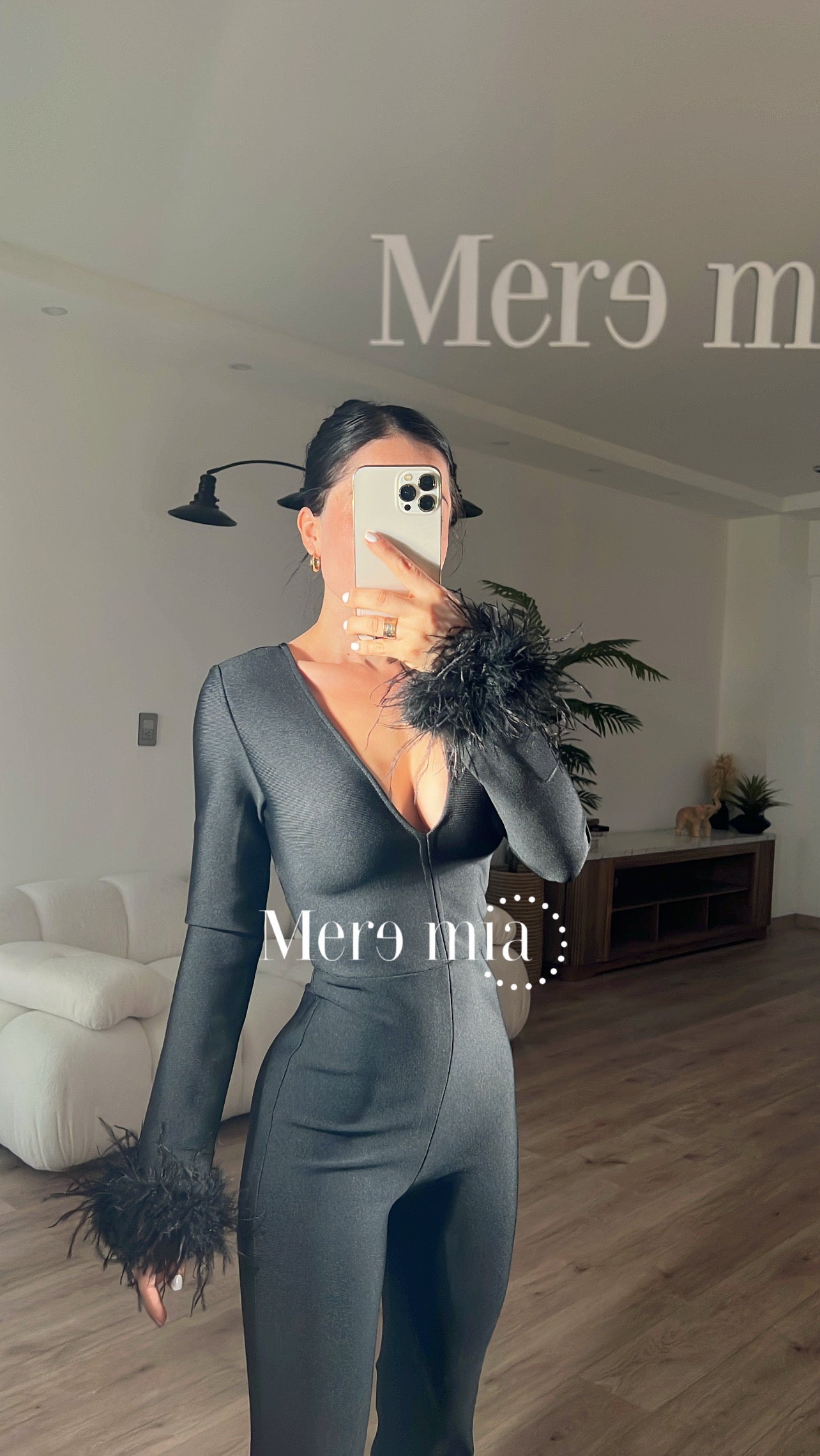 Jumpsuit negro manga de plumas