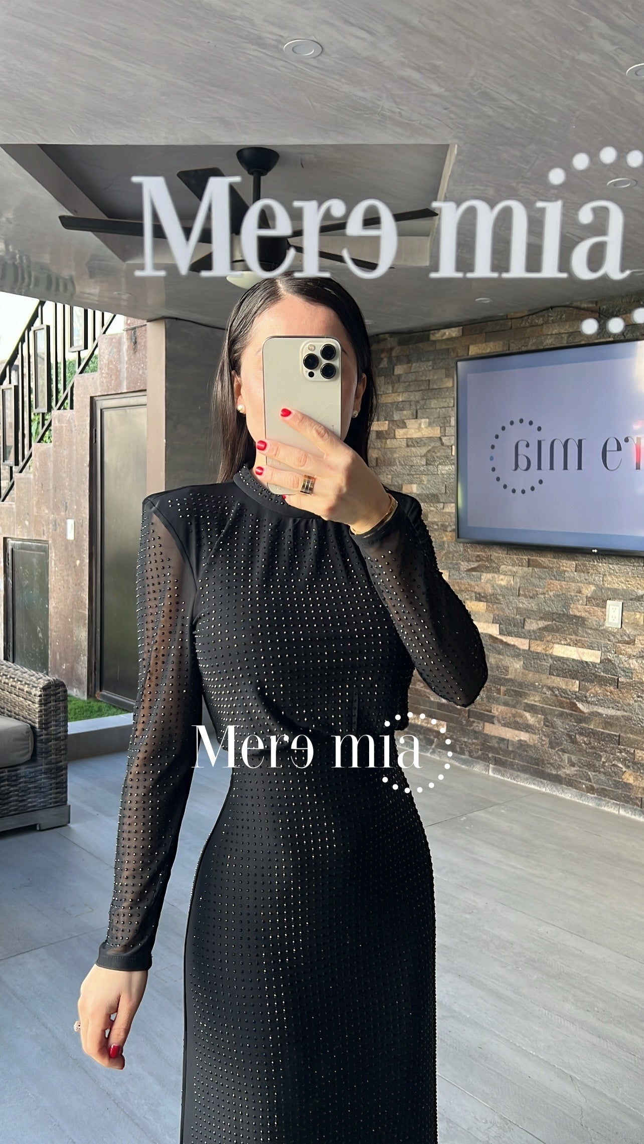 Vestido negro puntos cuello