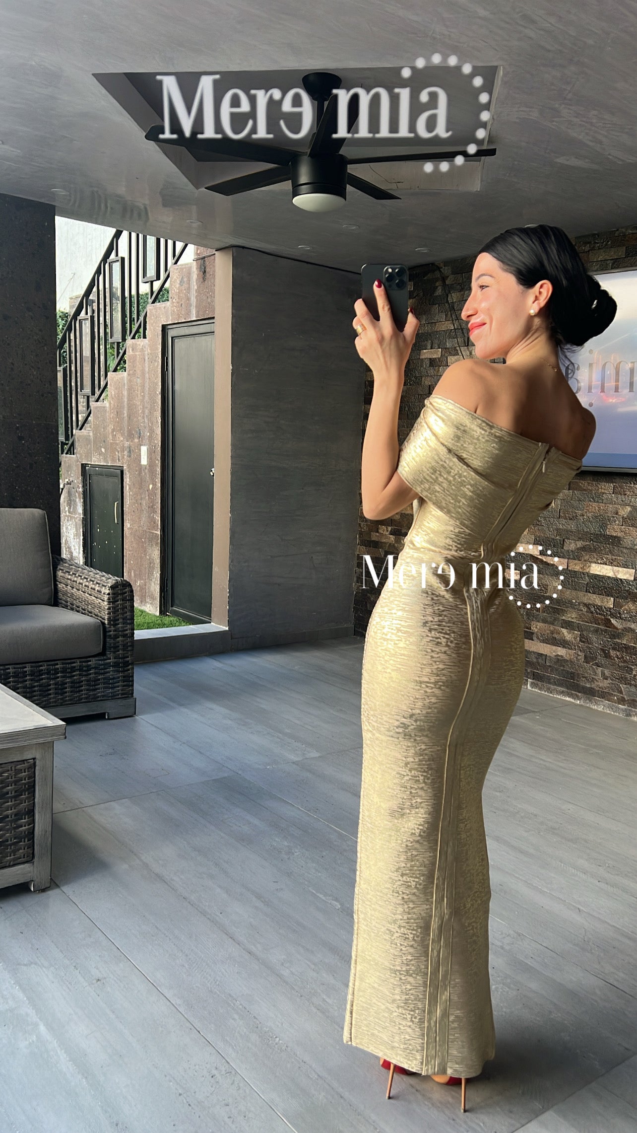 Vestido dorado hombros olan