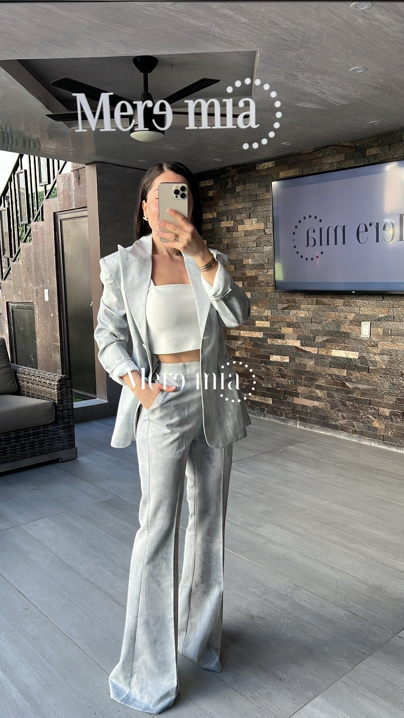 Conjunto manchado gris