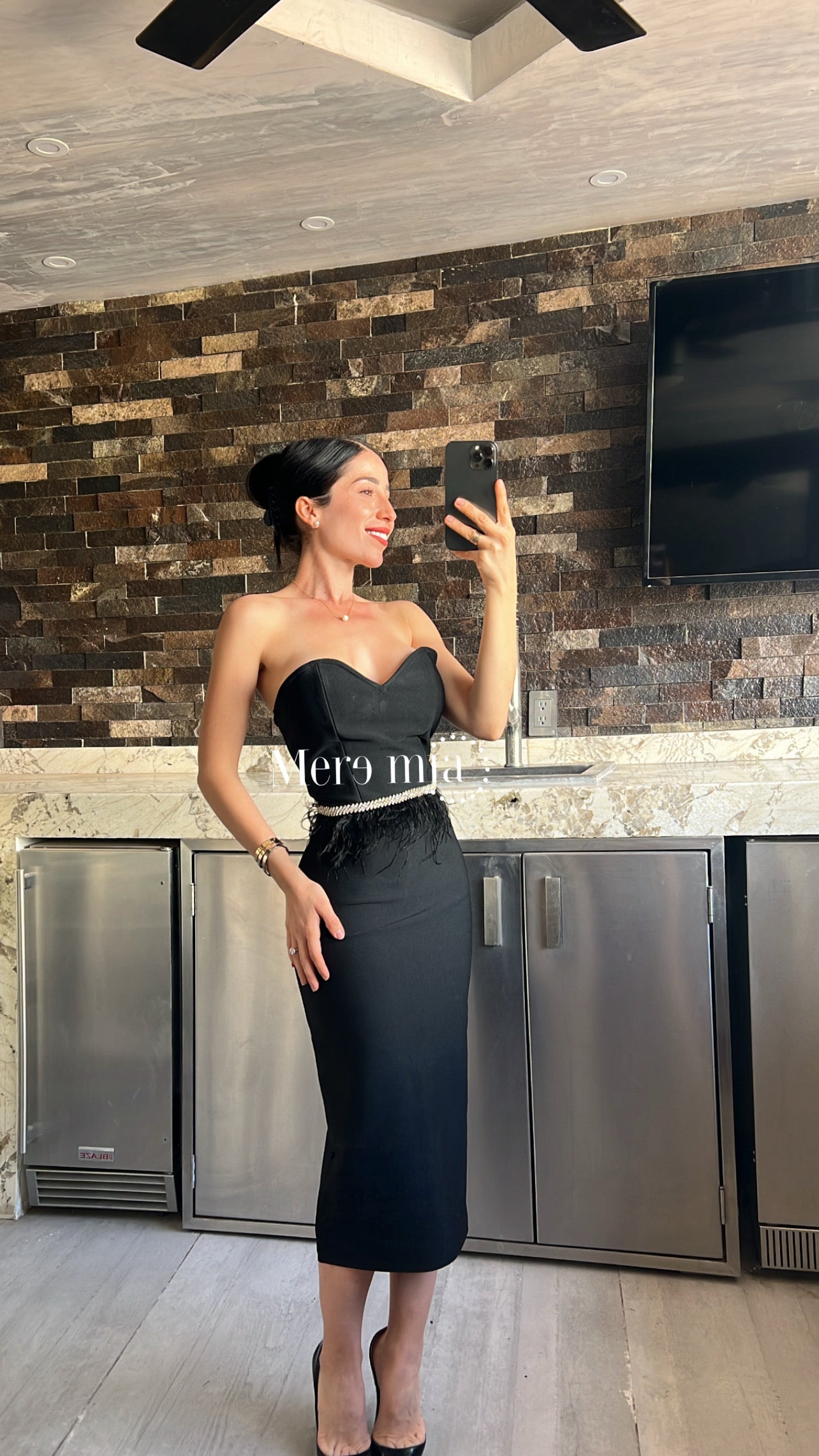 Vestido negro strapless plumas