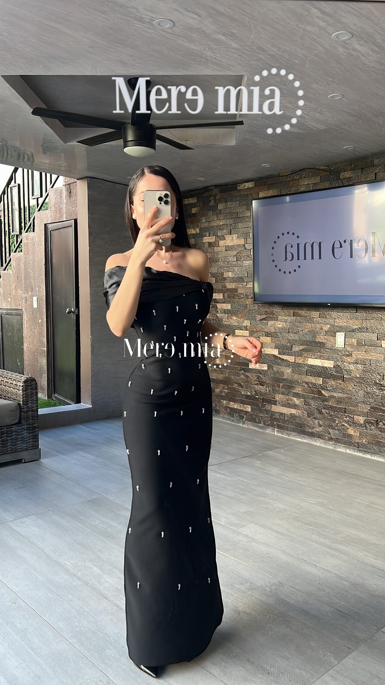 Vestido negro olan sat hombros