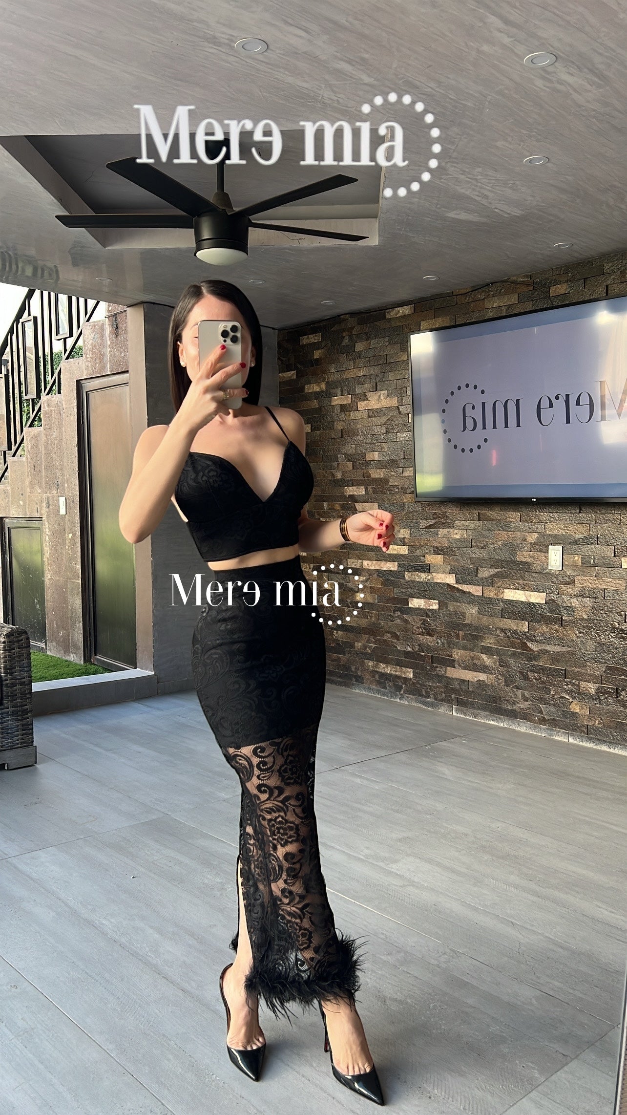 Conjunto negro encaje plumas