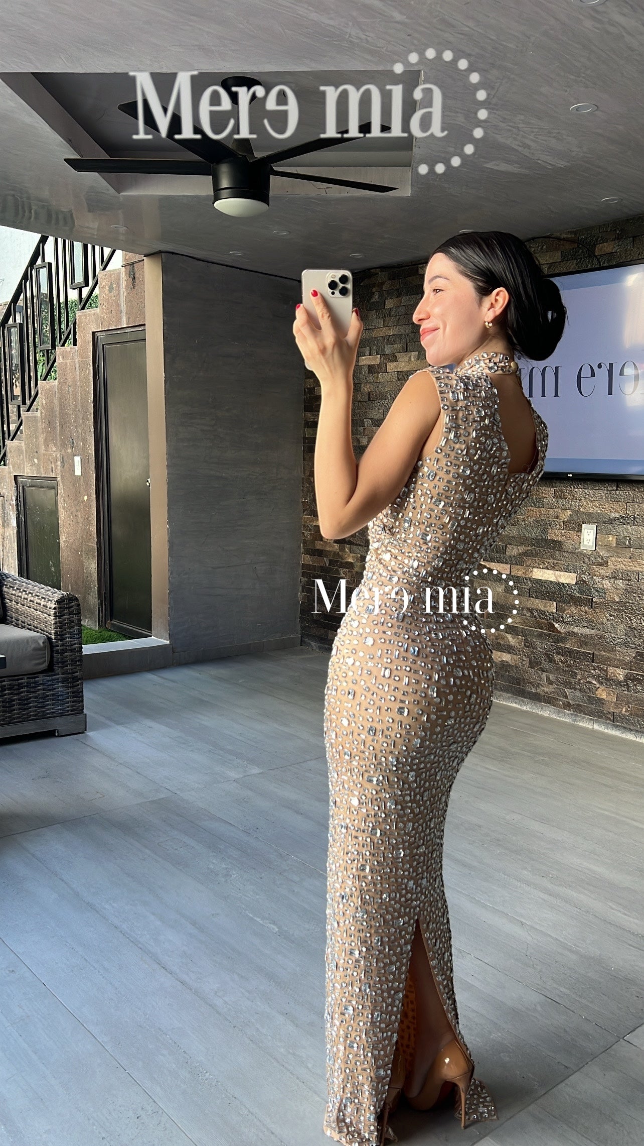 Vestido aplicaciones cuello nude