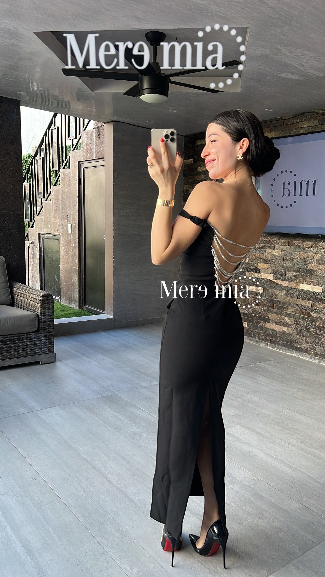 Vestido negro espalda perlas