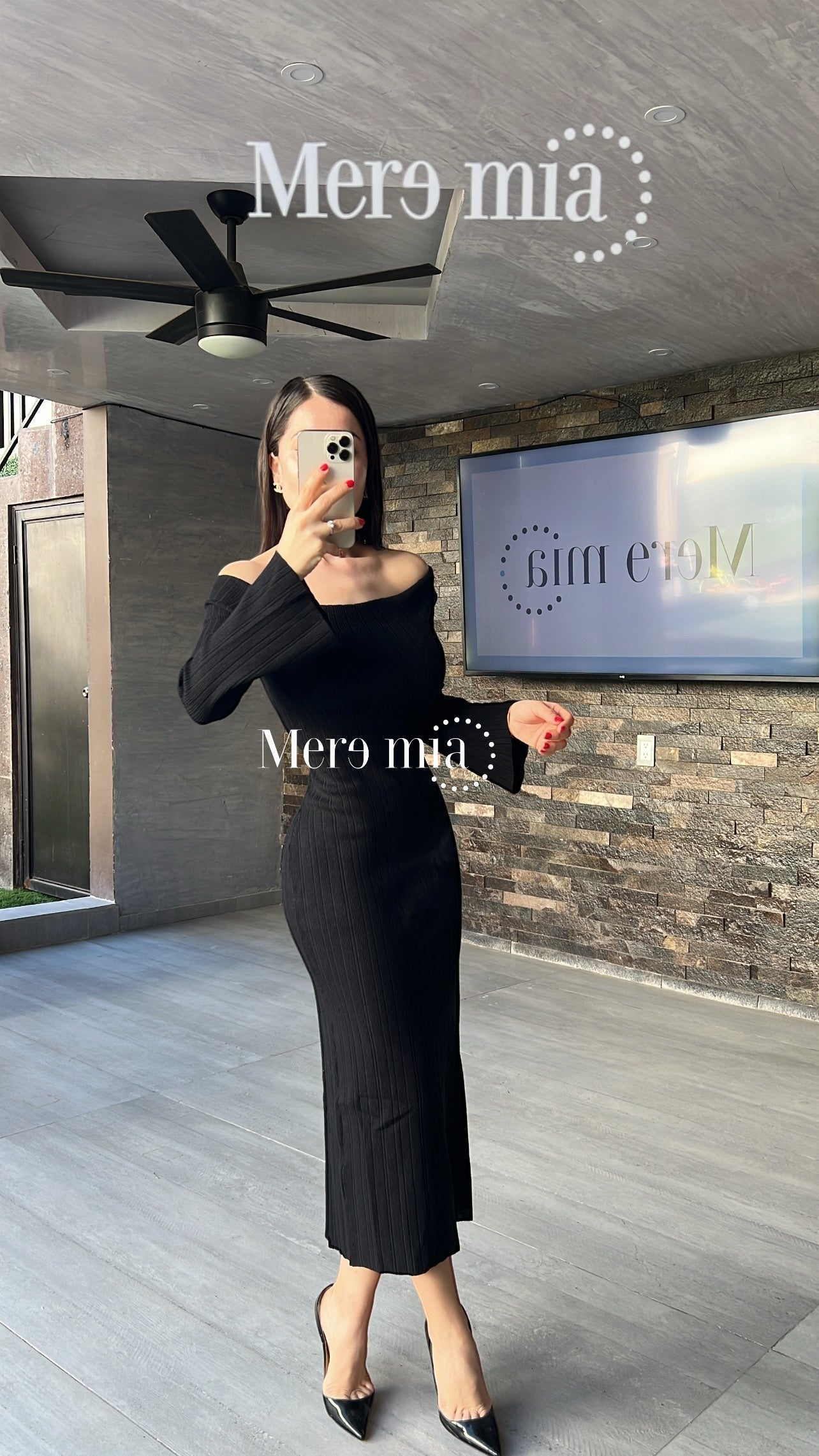 Vestido negro hombros mangas