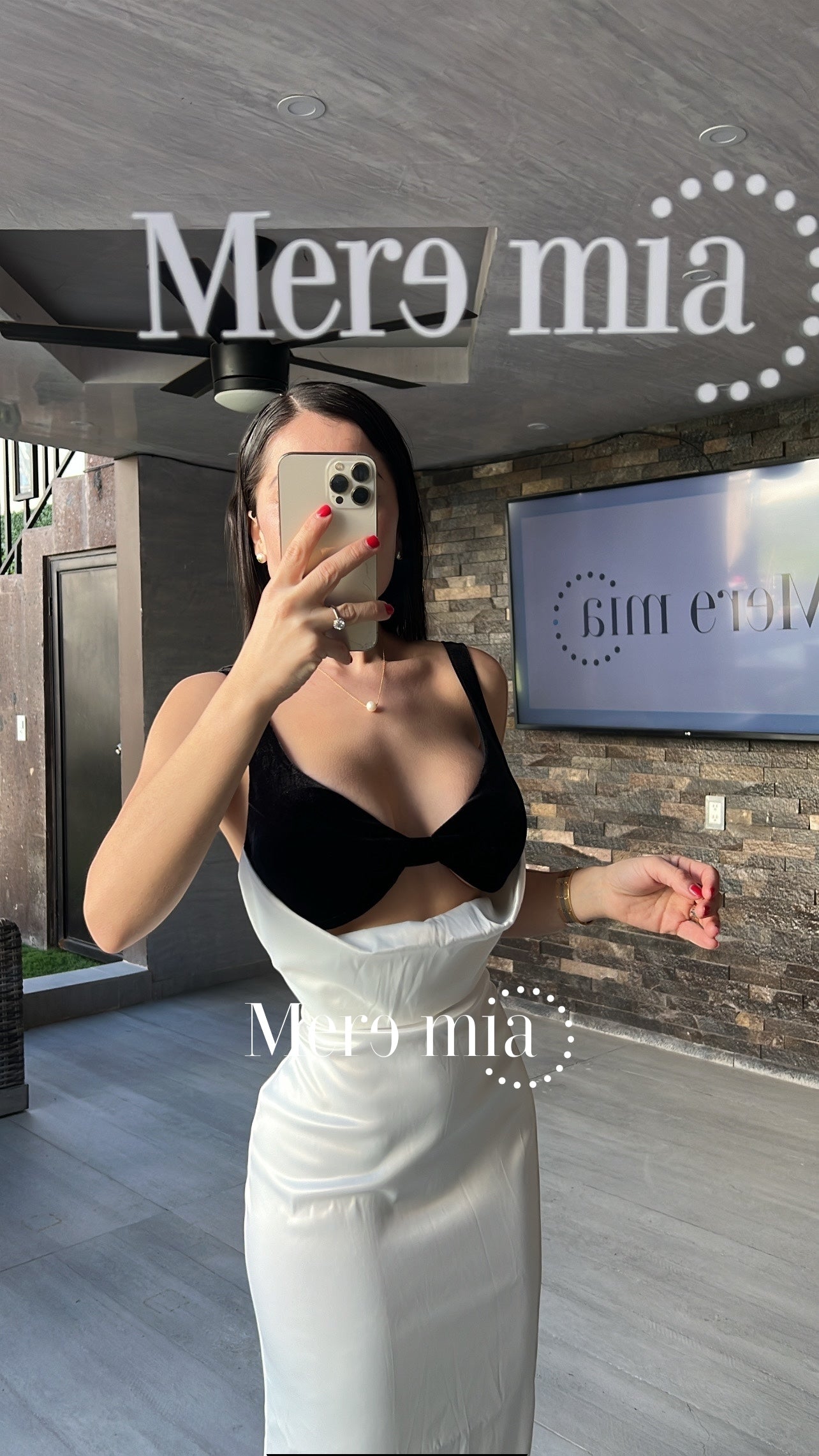 Vestido blanco copas negras