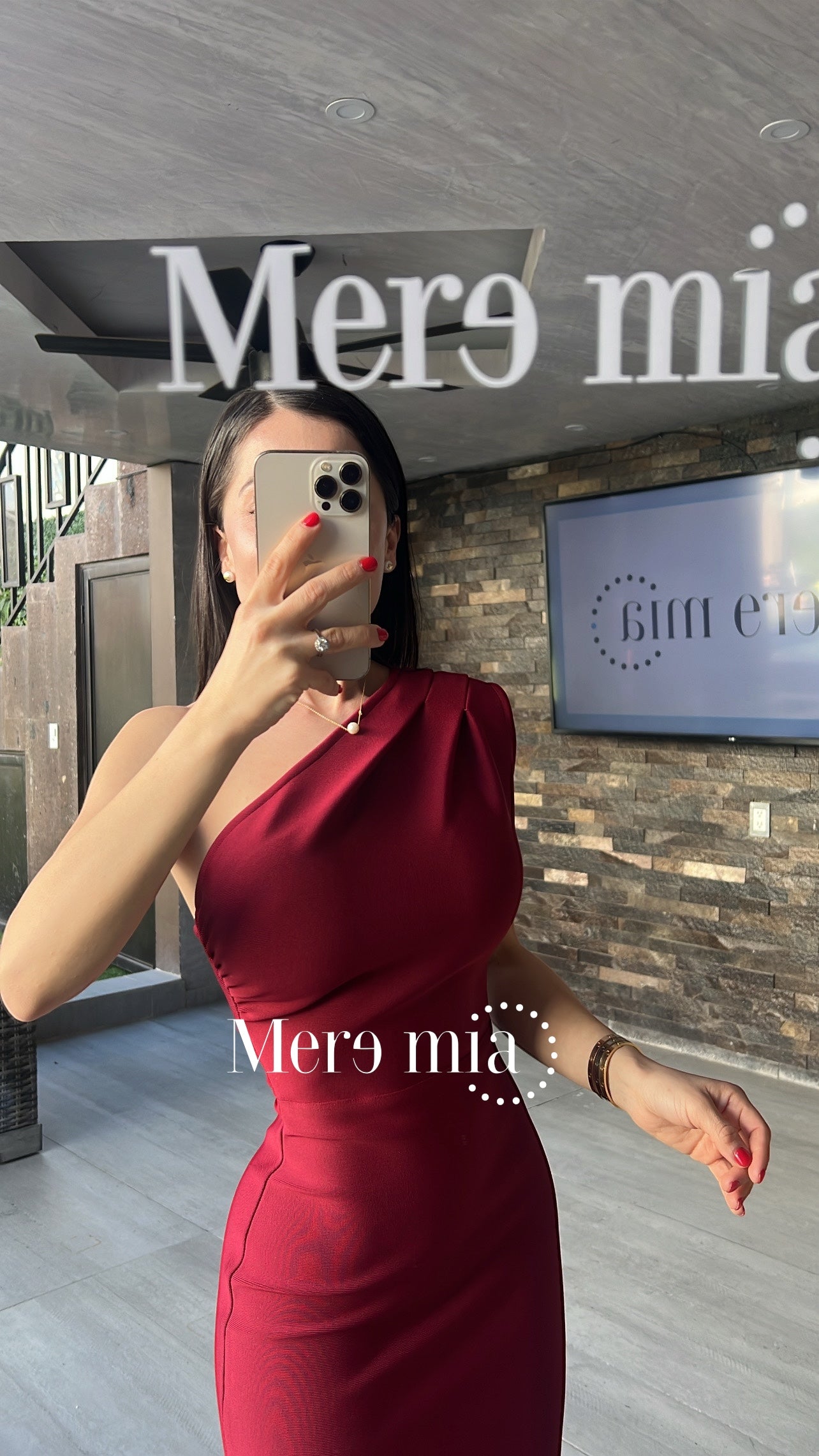 Vestido tinto hombro