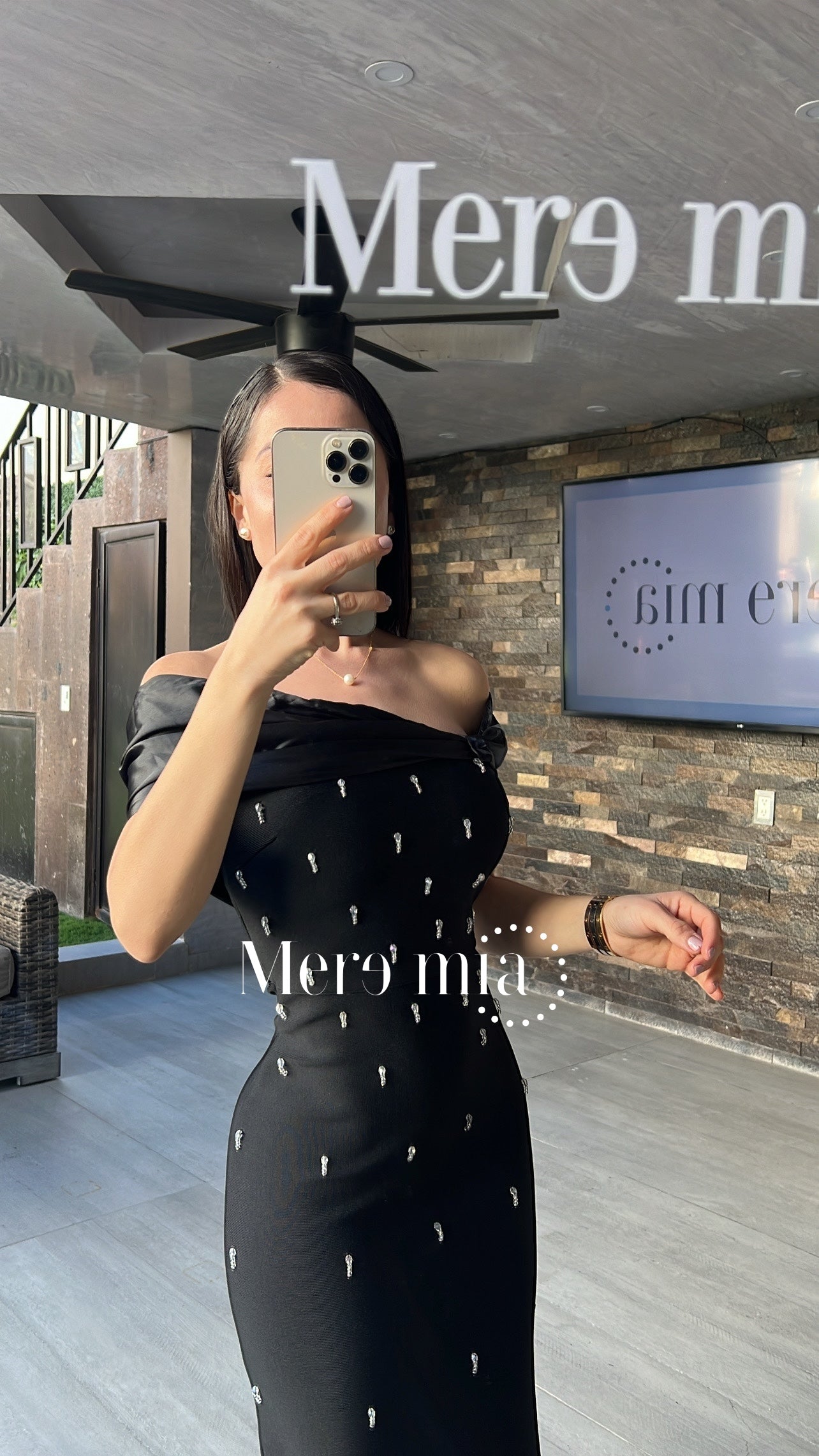 Vestido negro olan sat hombros