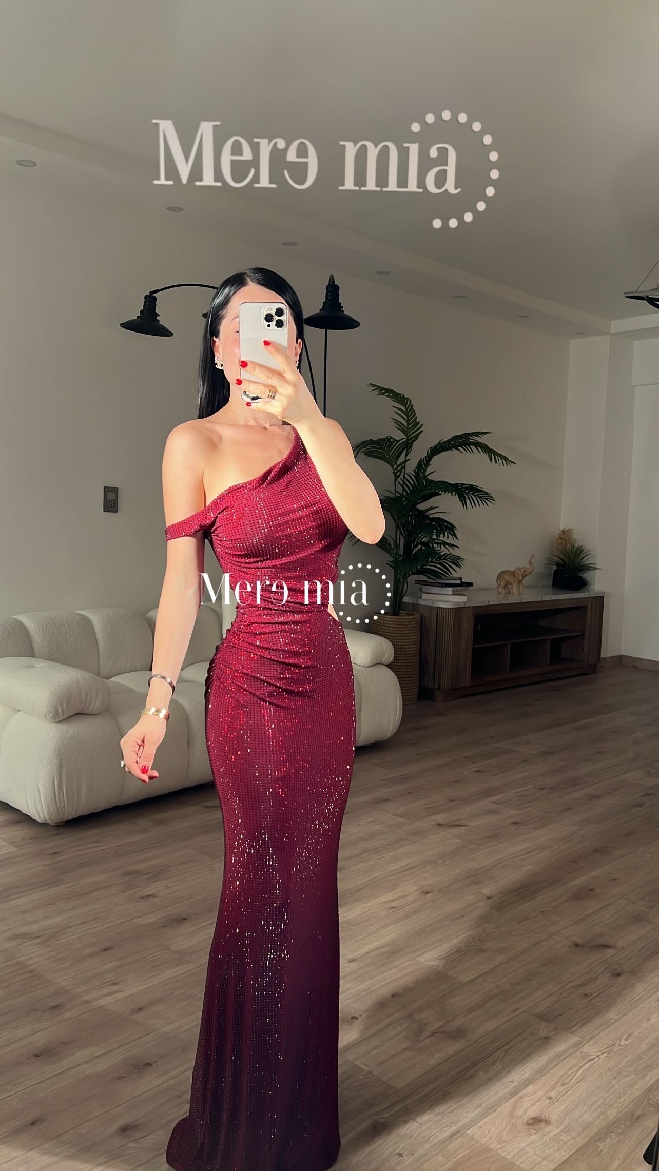 Vestido tinto puntos hombro