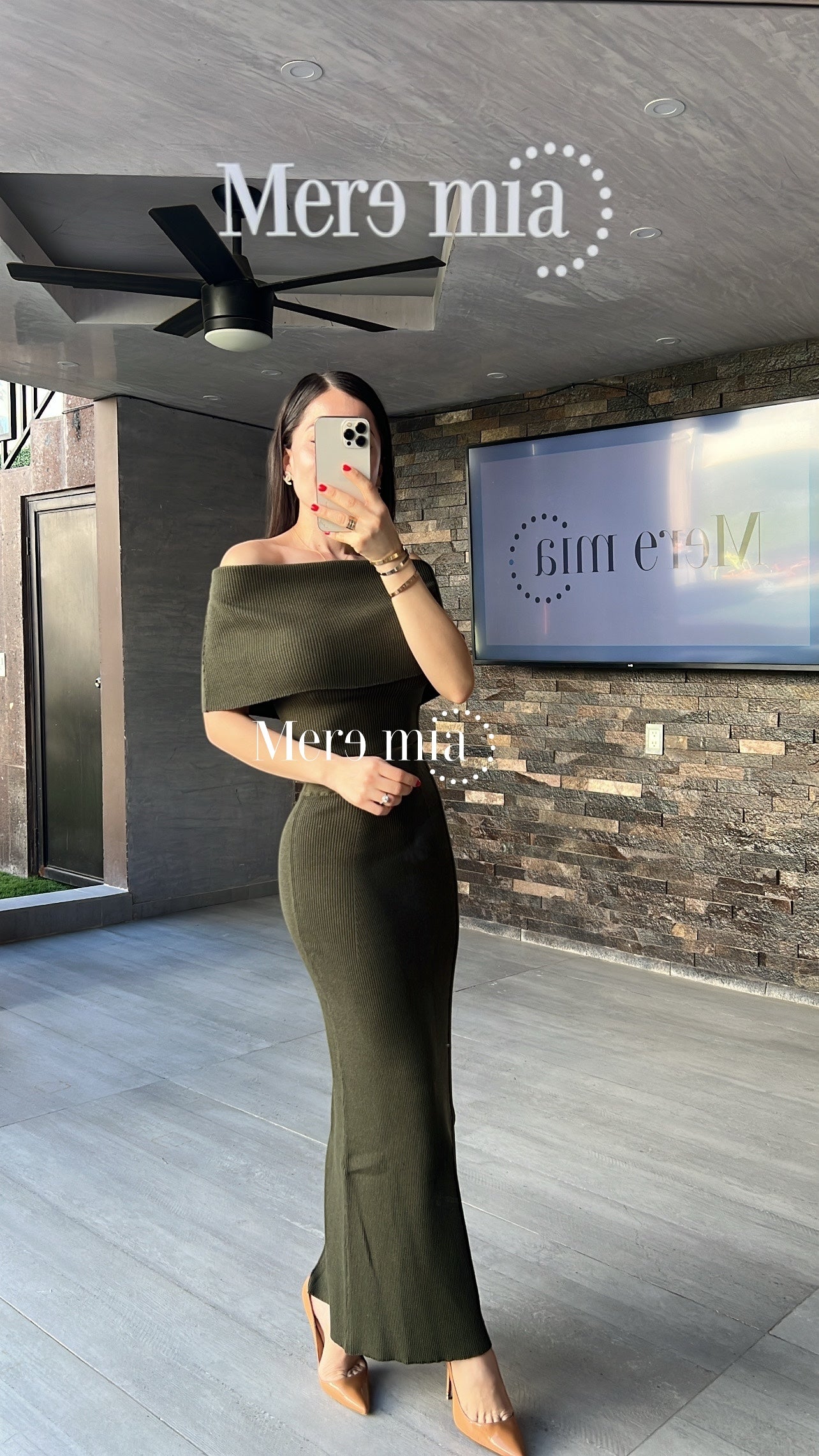 Conjunto verde olan liso hombros