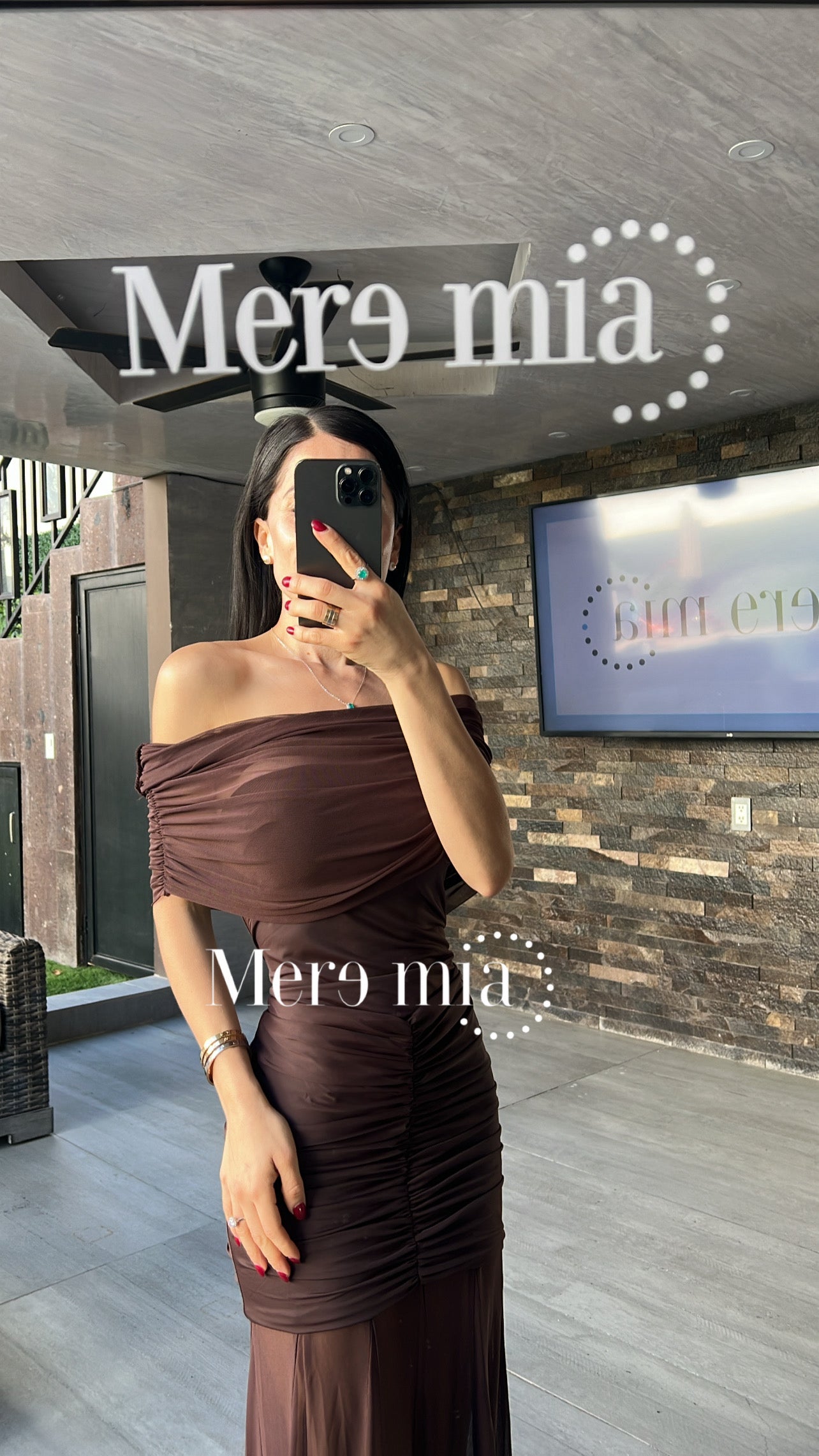 Vestido café plisado hombros