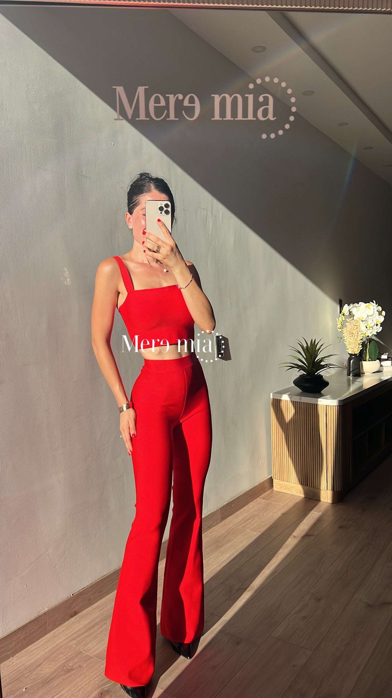 Pantalón rojo acampanado