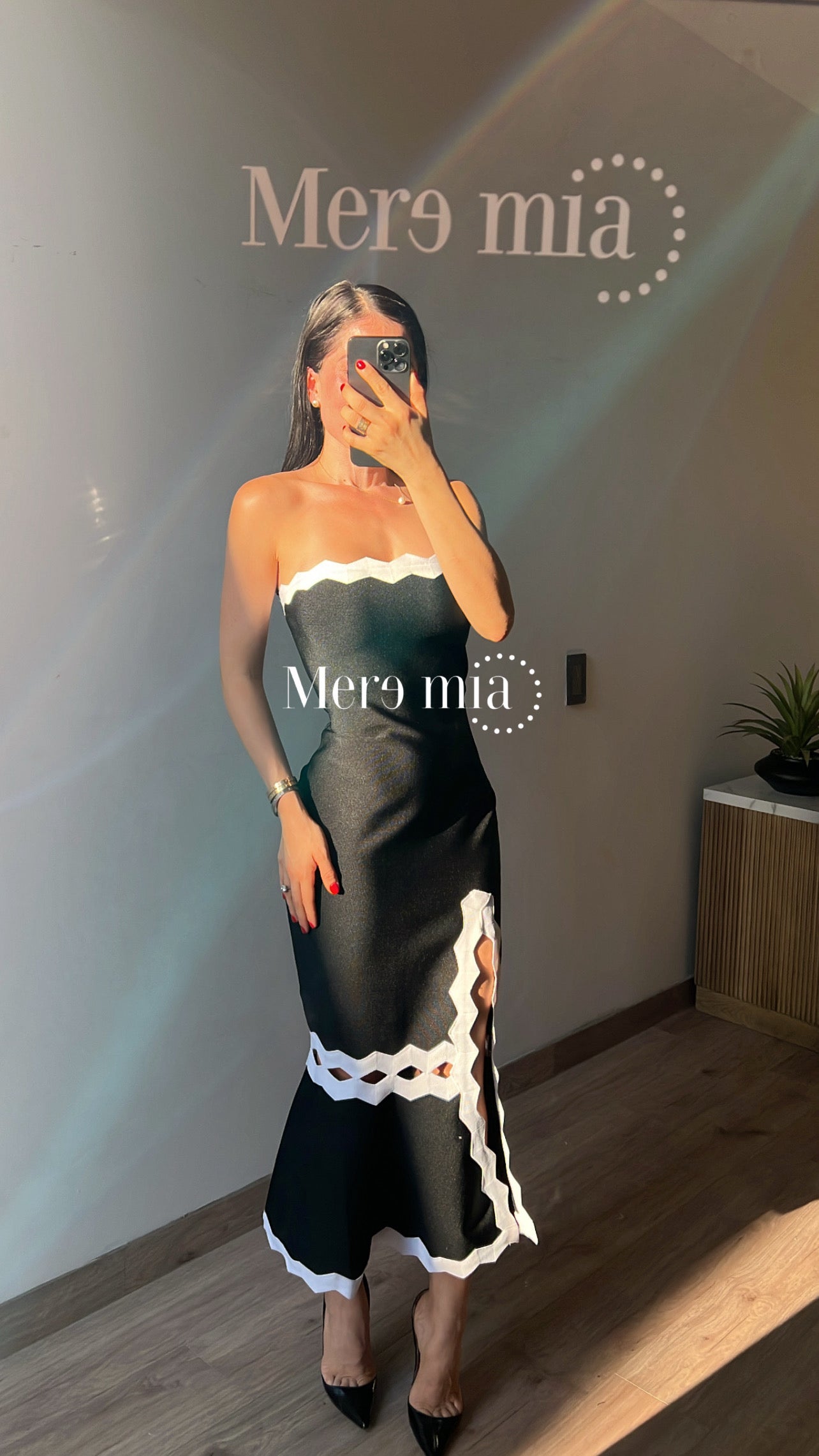 Vestido negro ruff blanco