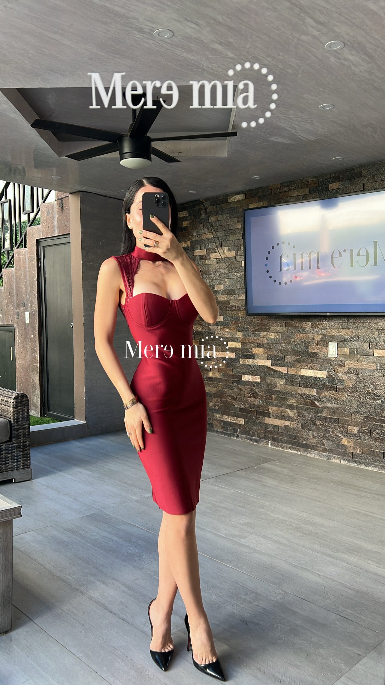 Vestido tinto cuello encaje