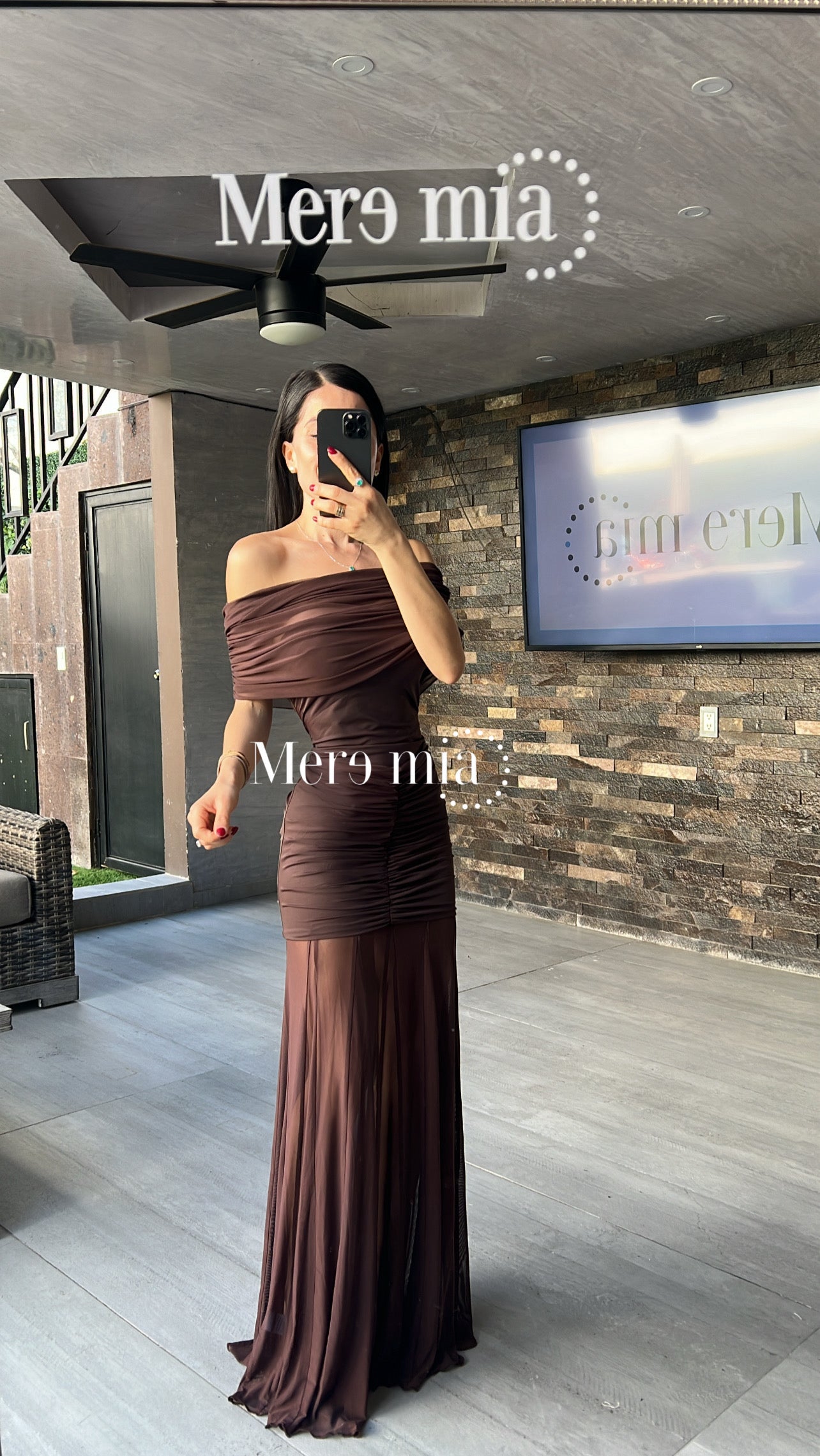 Vestido café plisado hombros