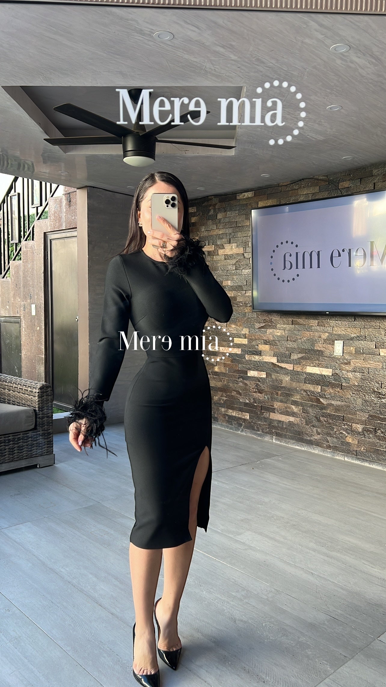 Vestido negro plumas mangas