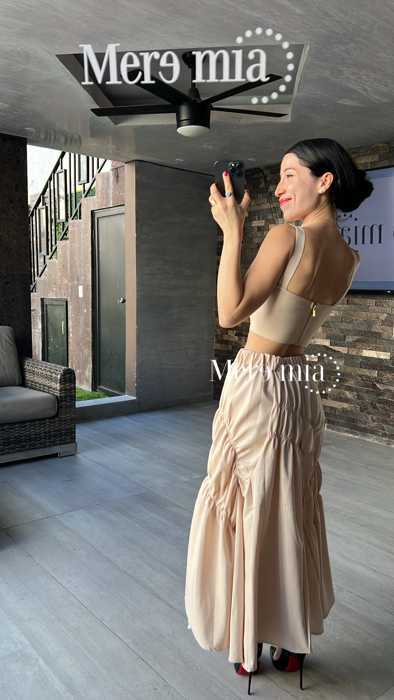 Falda beige arrugada