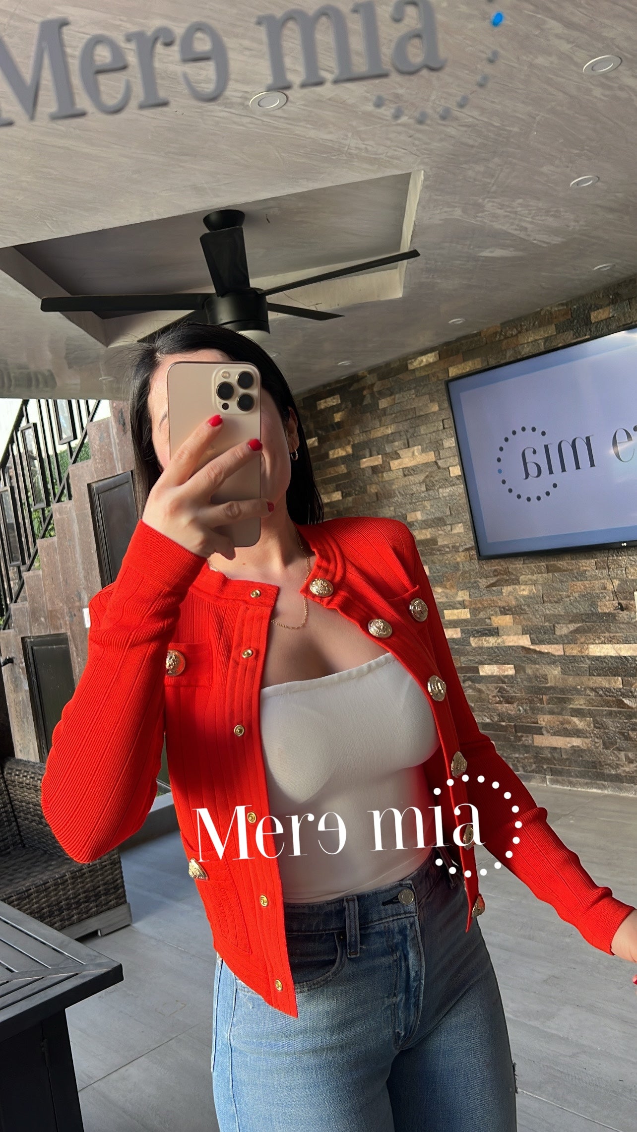 Chamarra roja botones