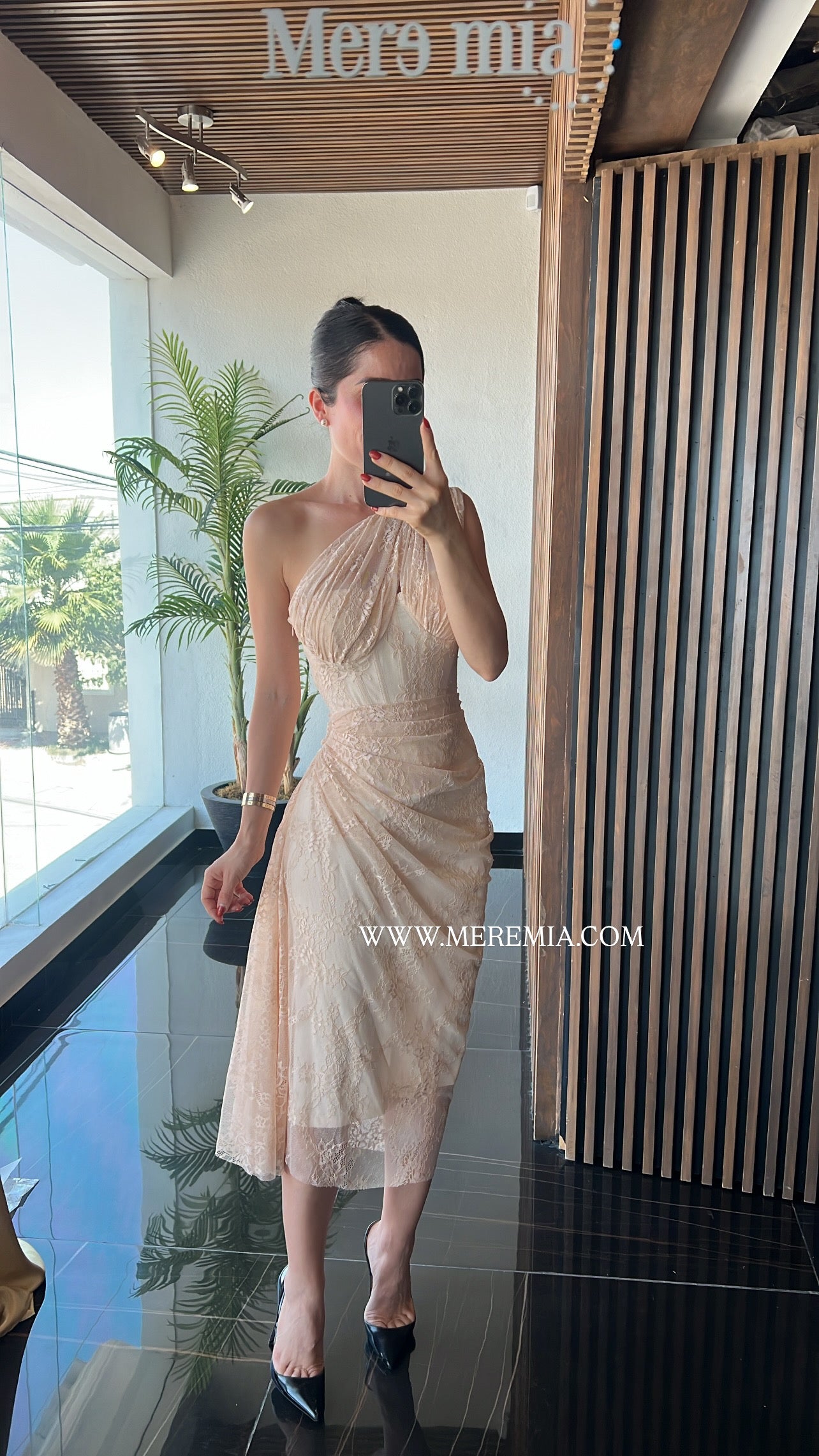 Vestido encaje copas hombro