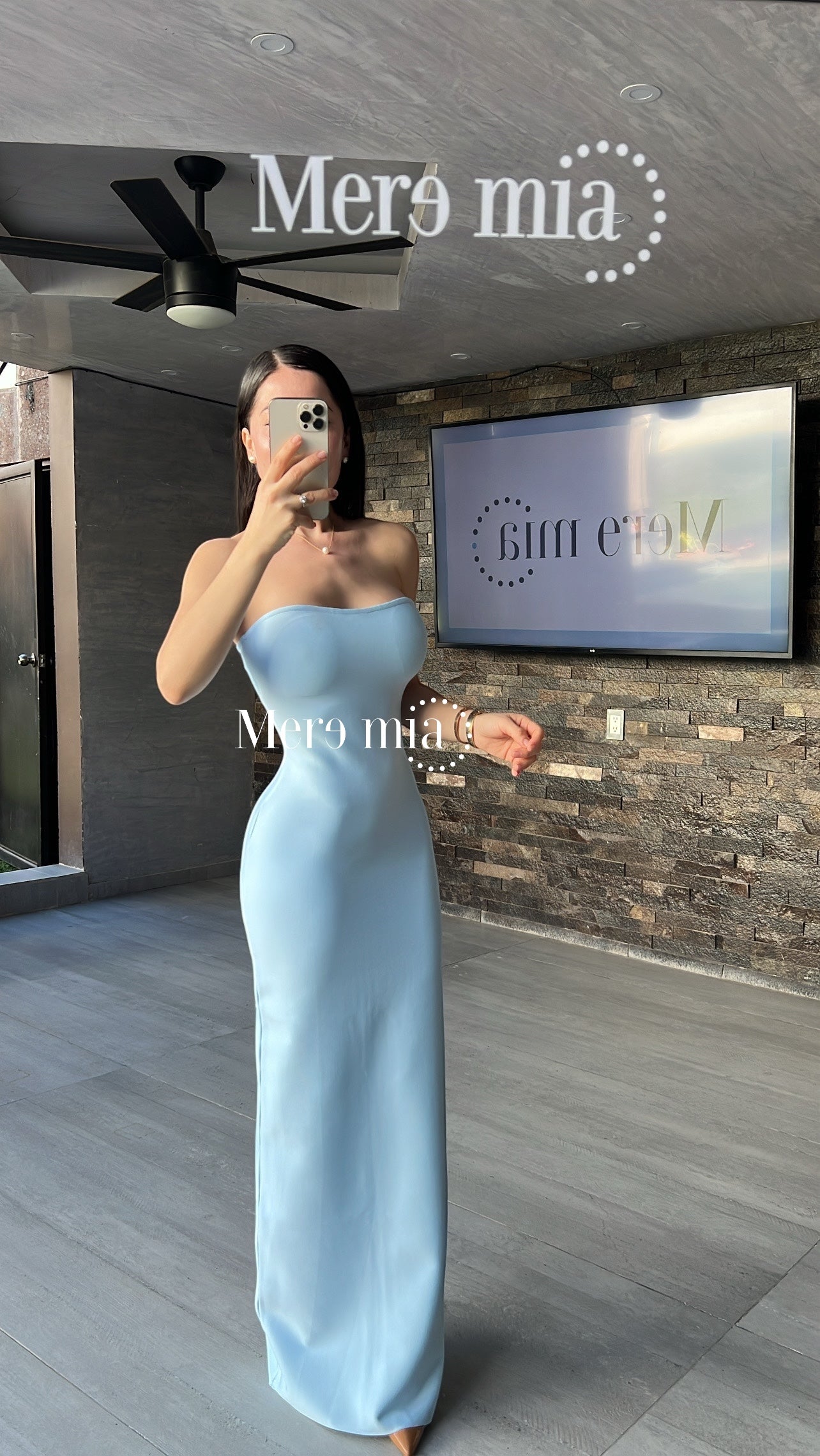 Vestido azul strapples liso