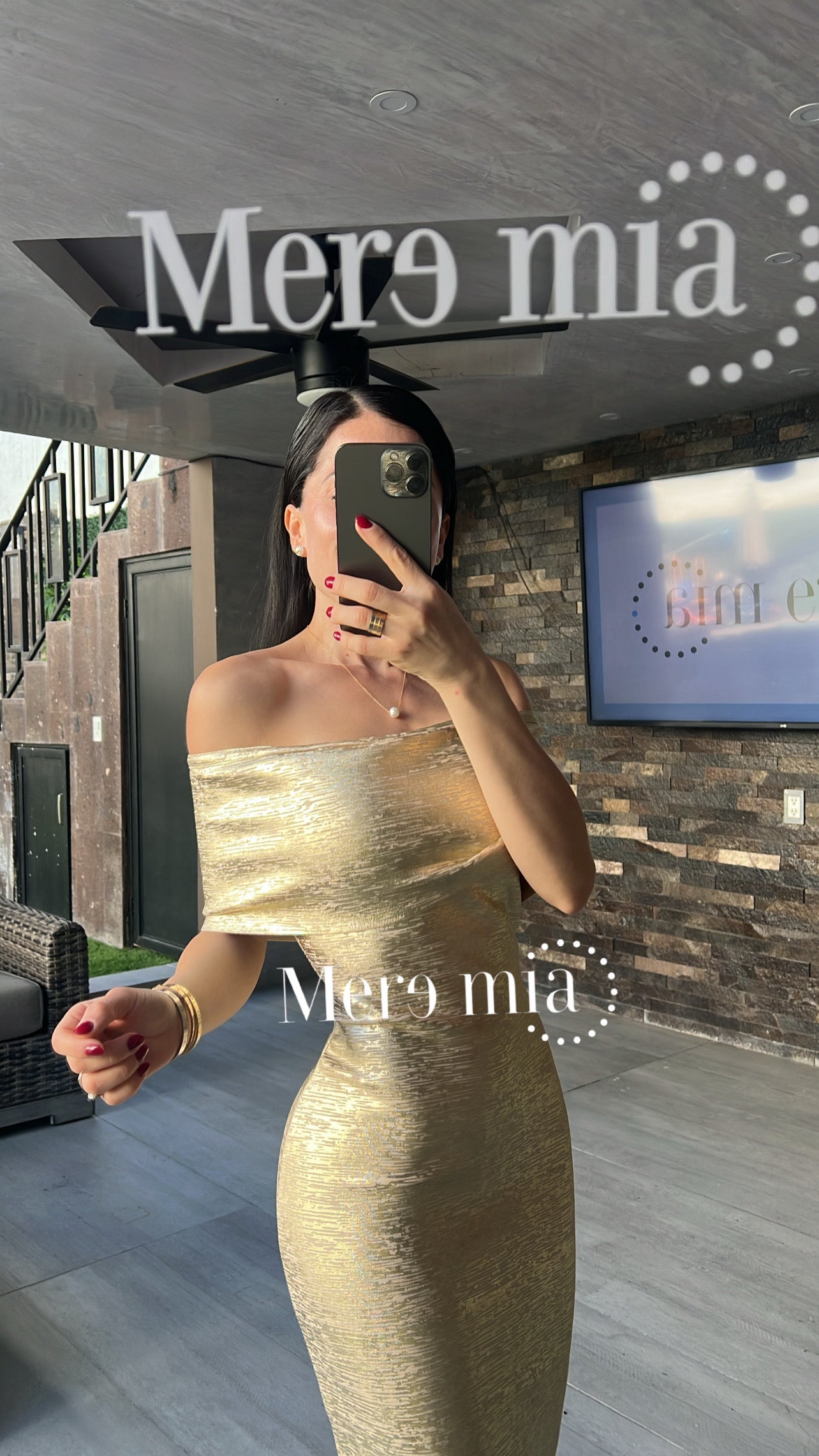 Vestido dorado hombros olan