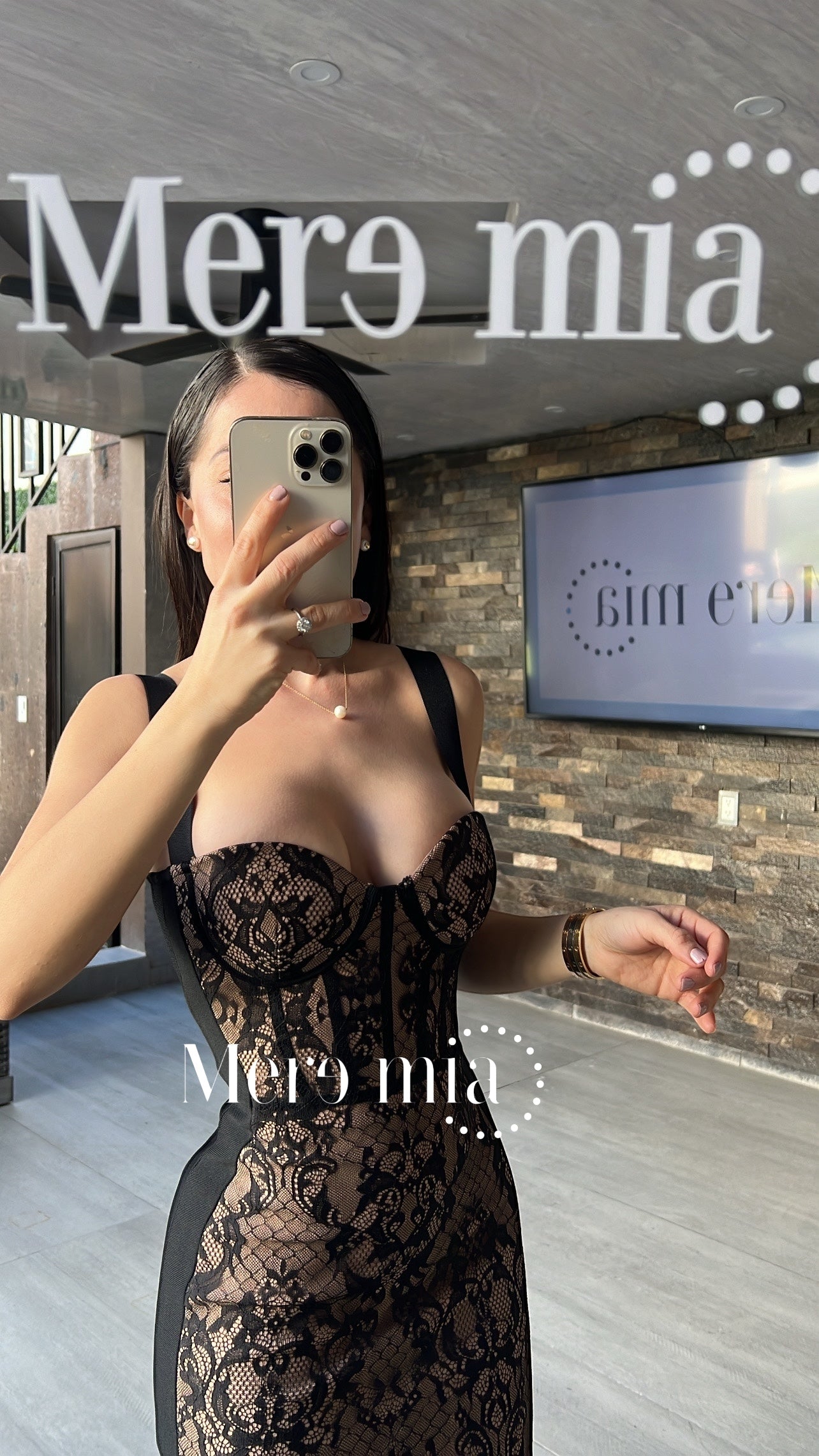 Vestido nude negro encaje copas