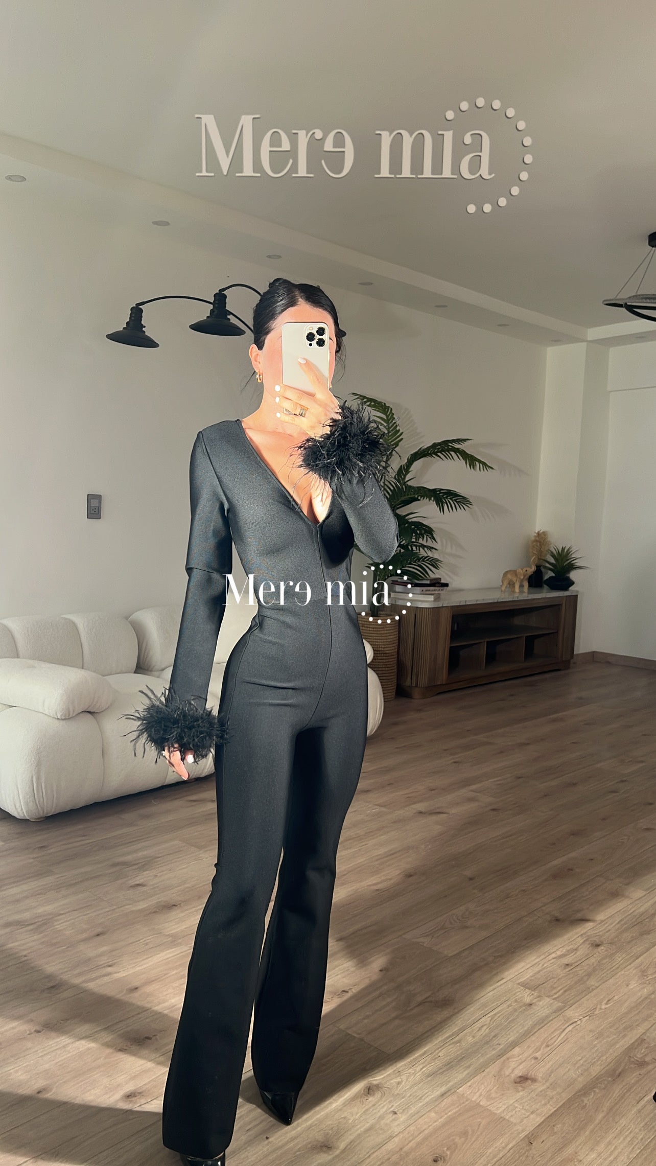 Jumpsuit negro manga de plumas