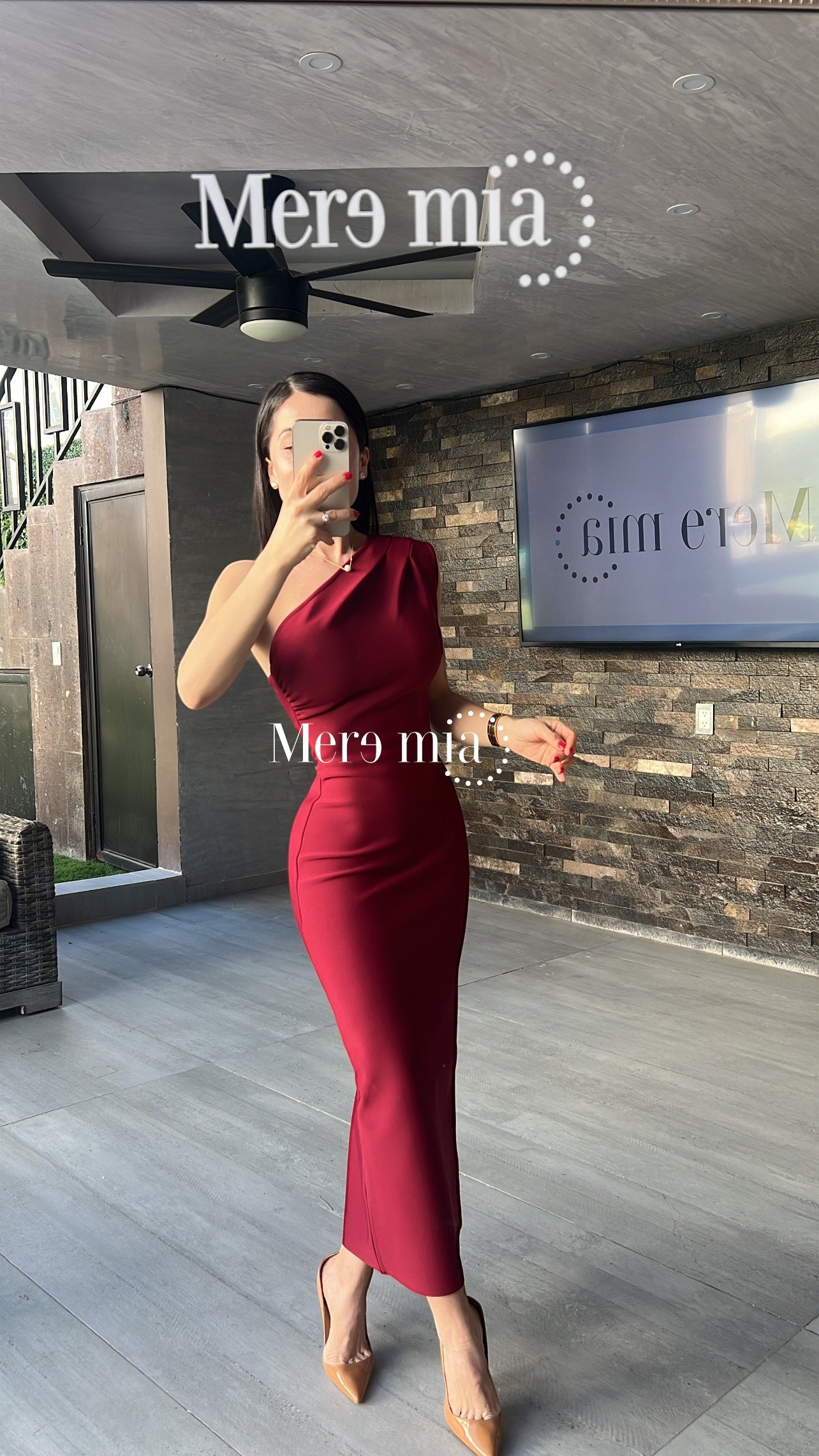 Vestido tinto hombro