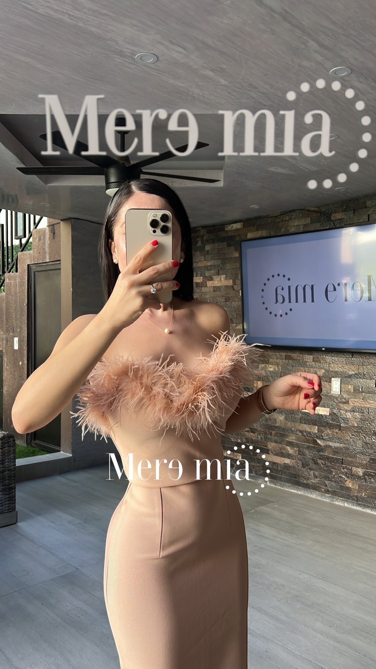 Vestido beige plumas largo