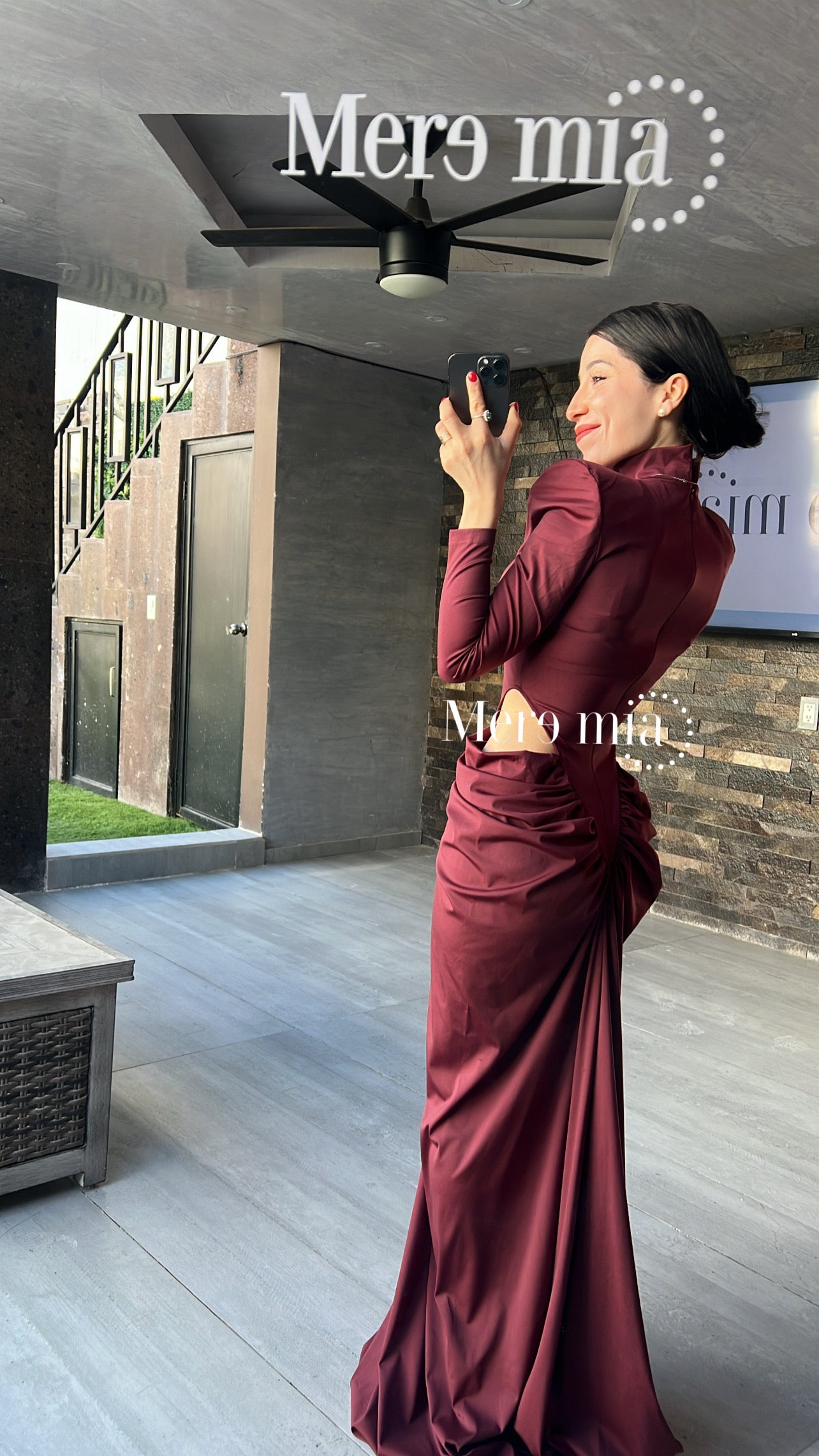 Vestido tinto plisado lados