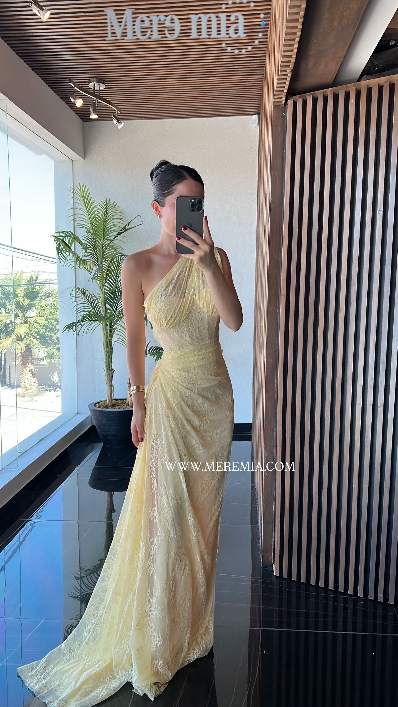 Vestido encaje copas hombro