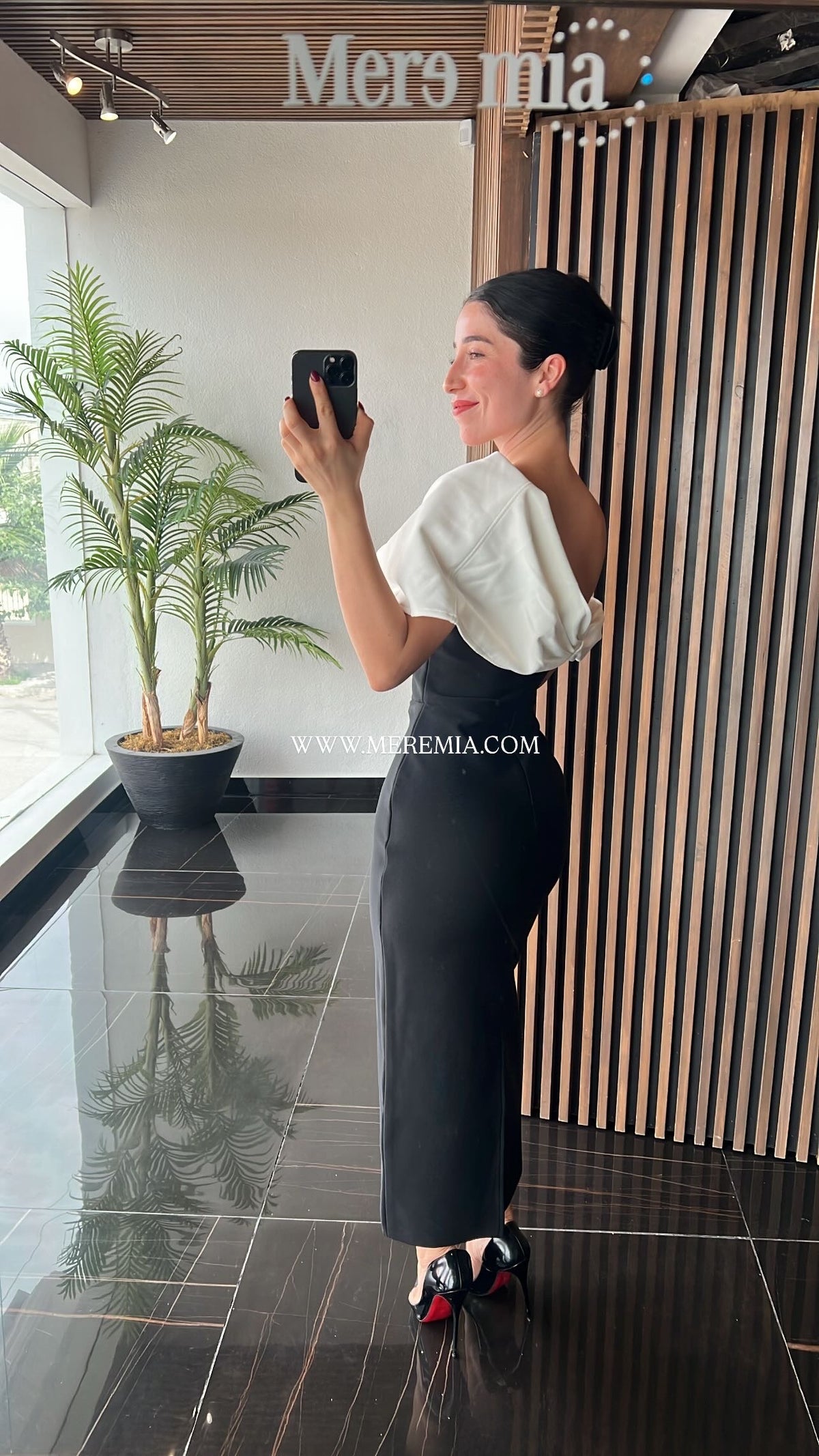 Vestido negro escarola hombros