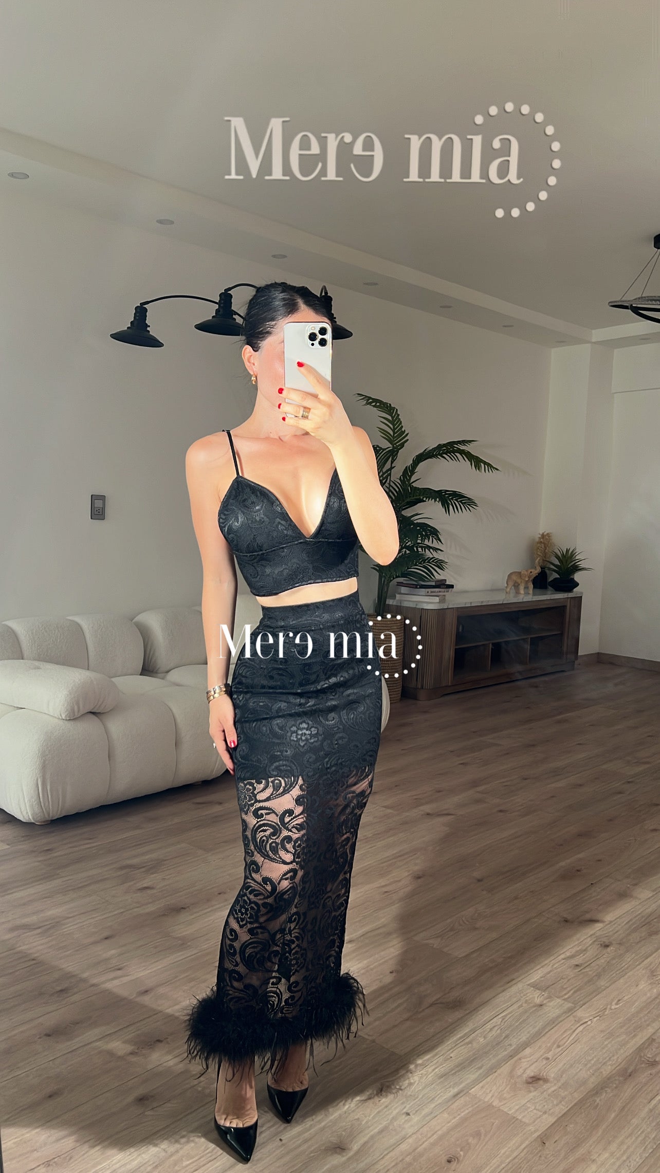 Conjunto negro encaje plumas