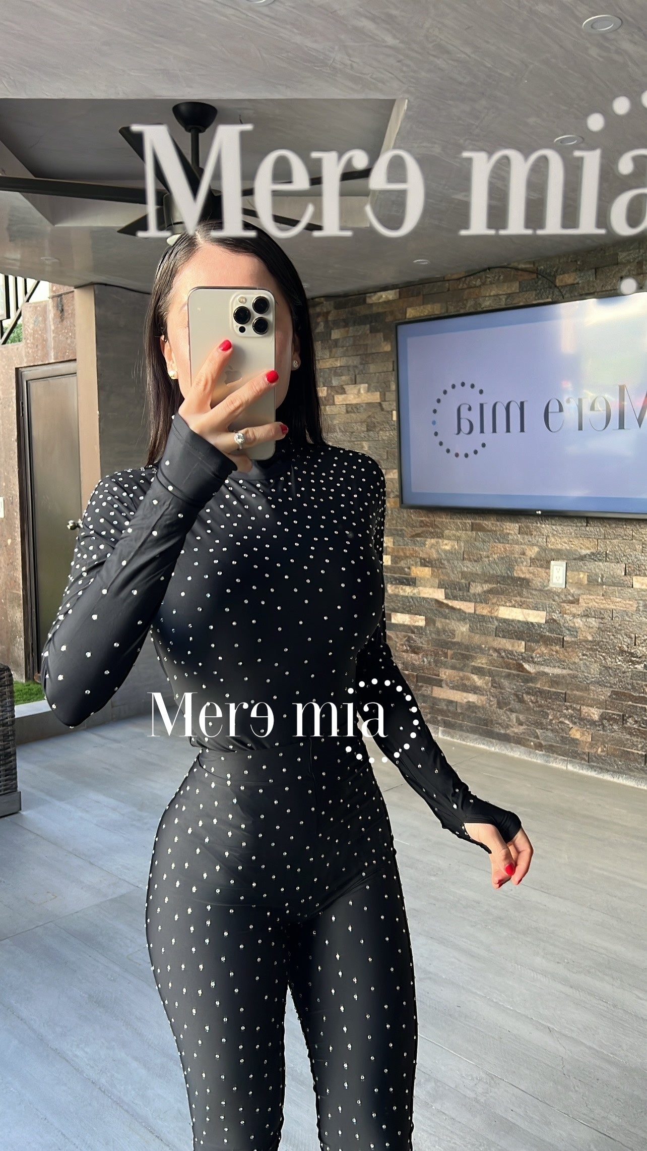 Conjunto negro puntos cuello