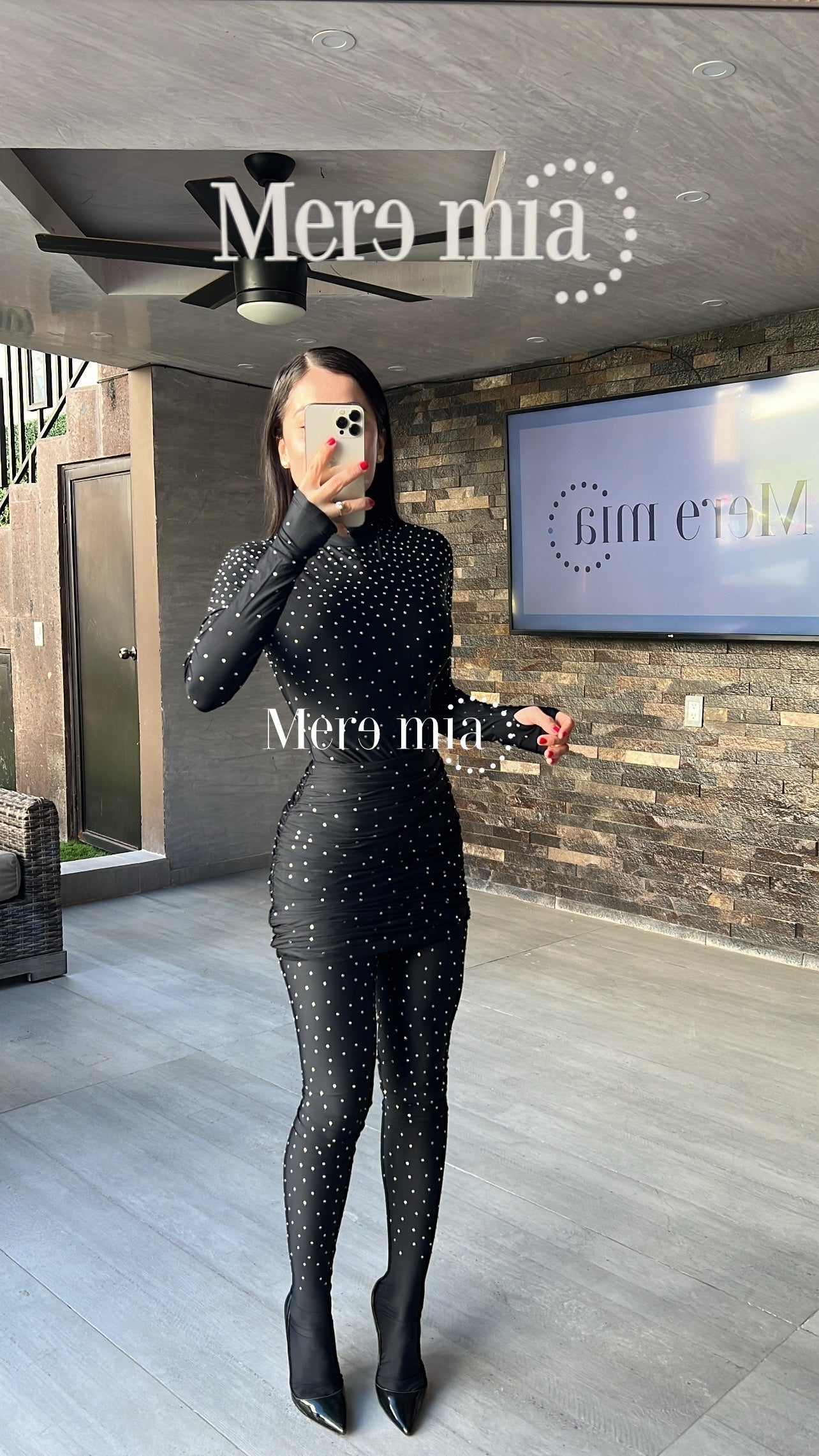 Conjunto negro puntos cuello