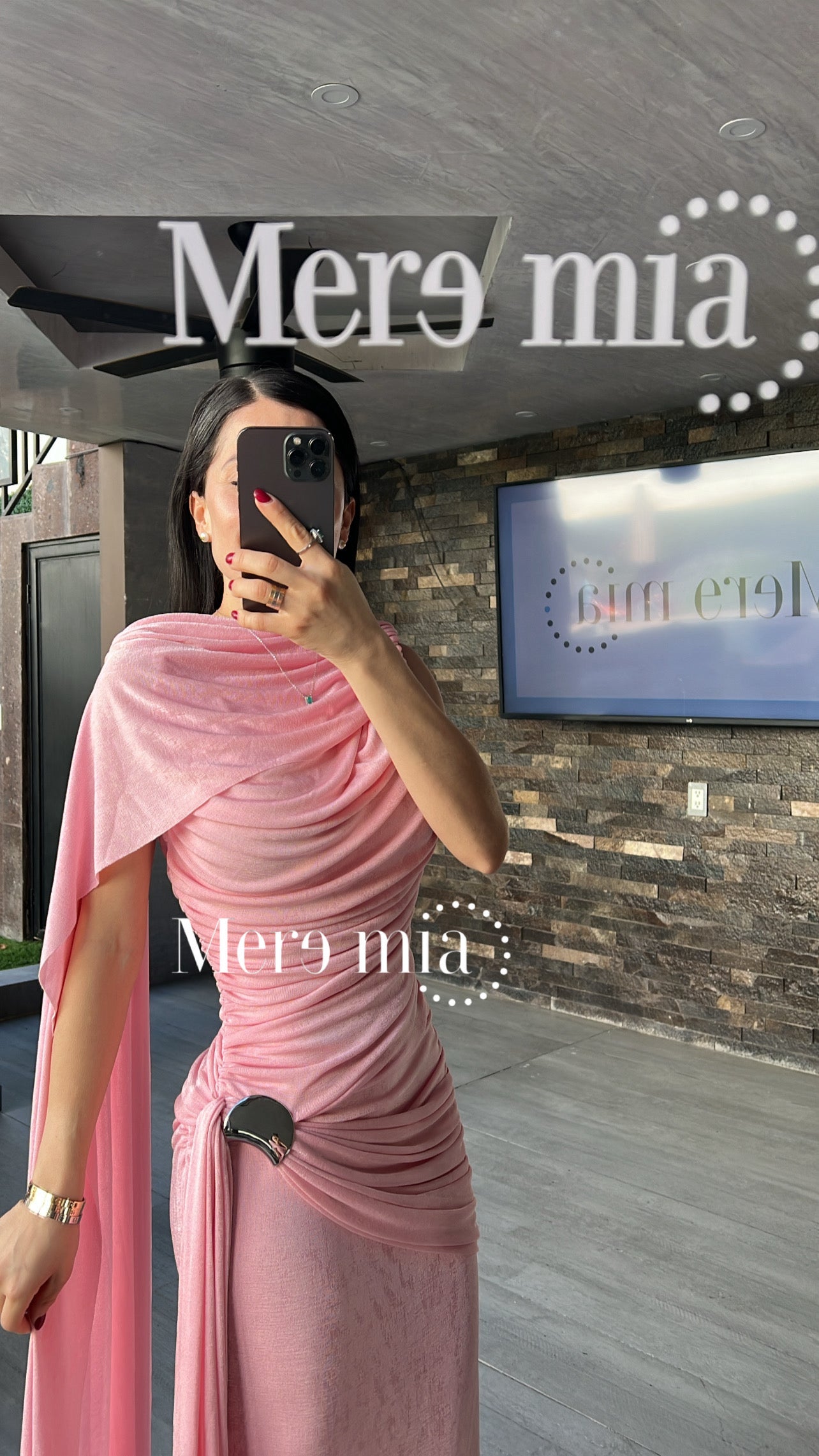 Vestido plisado capa