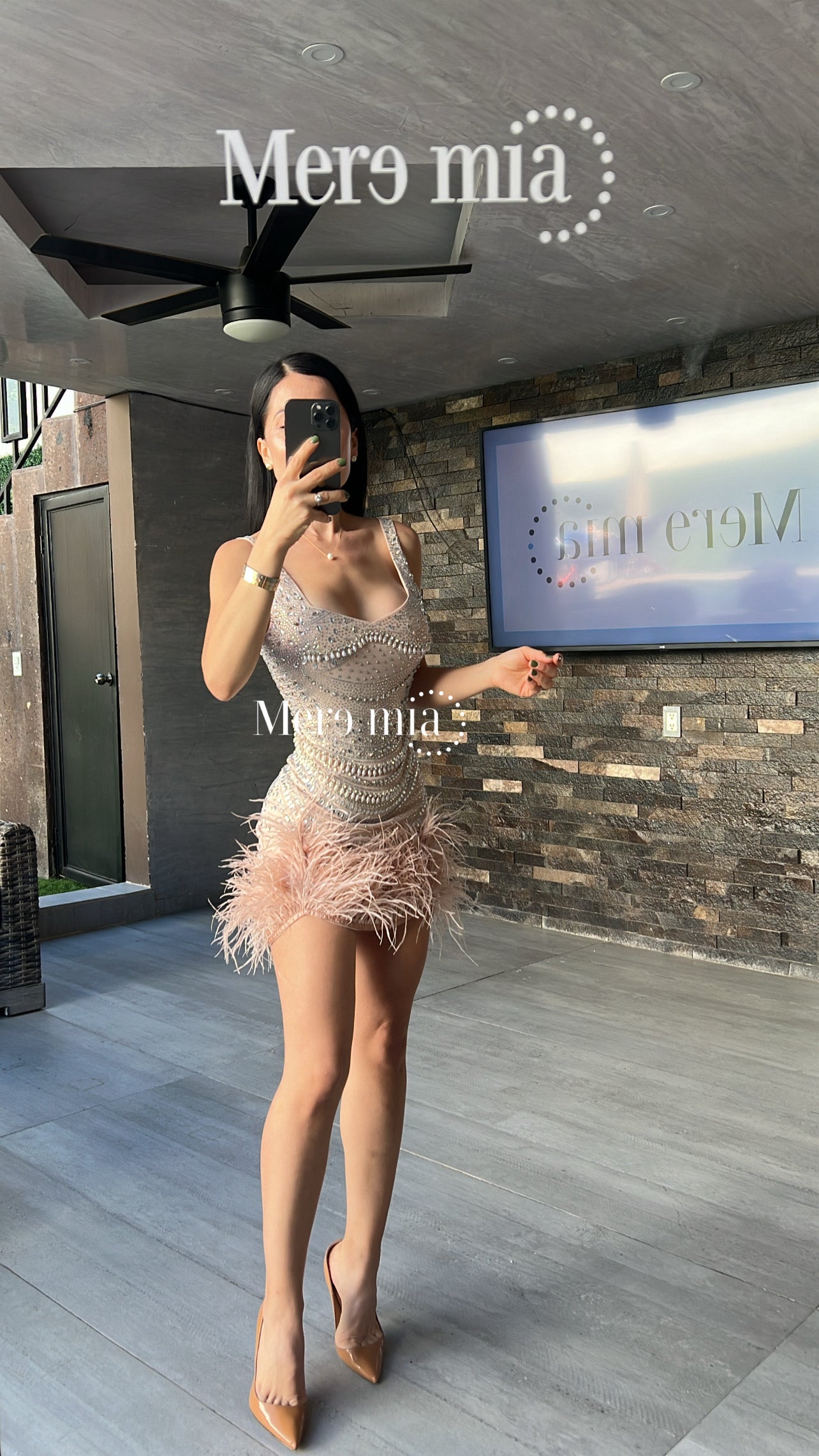 Vestido pedrería plumas corto