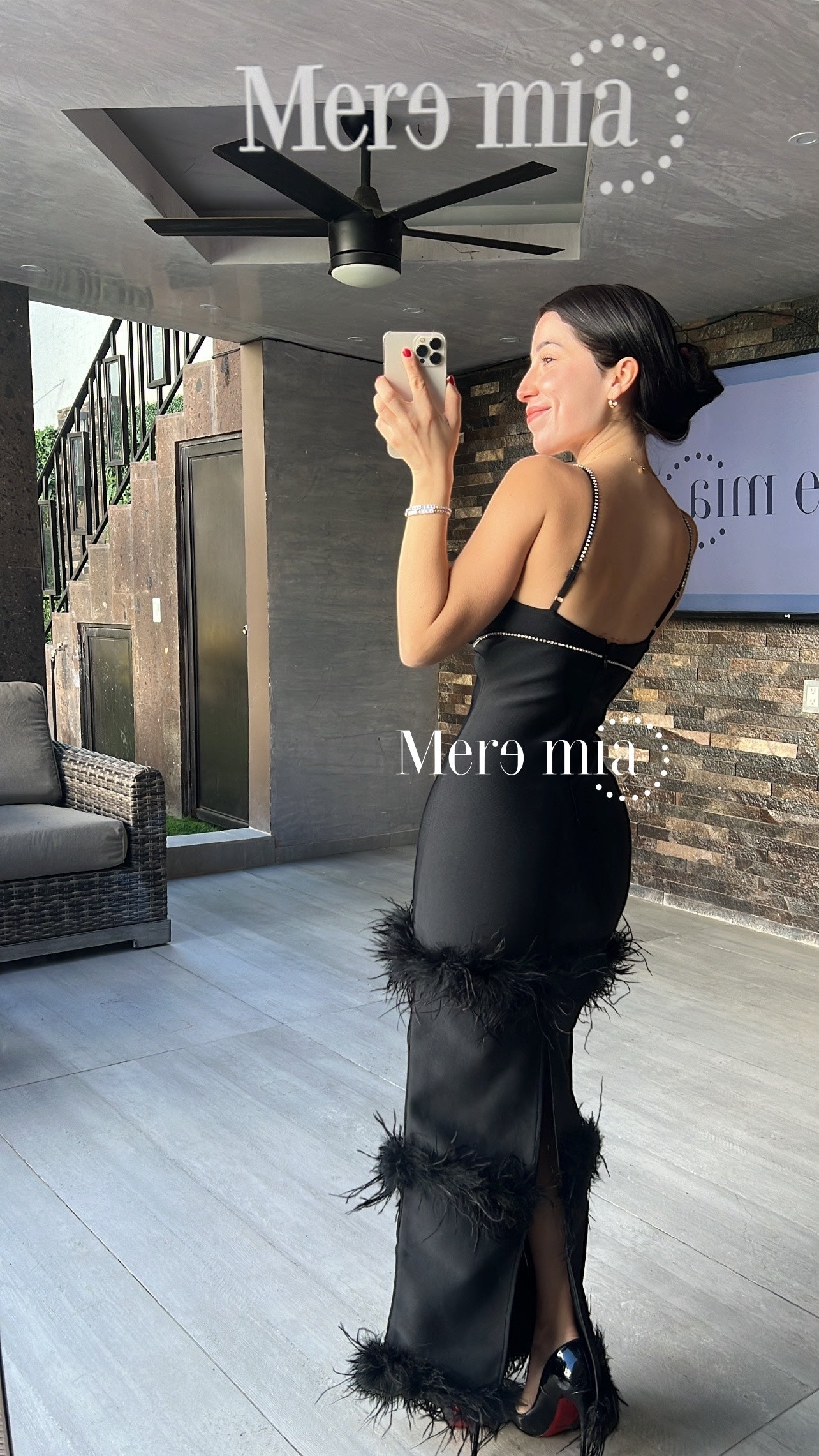 Vestido negro largo con plumas