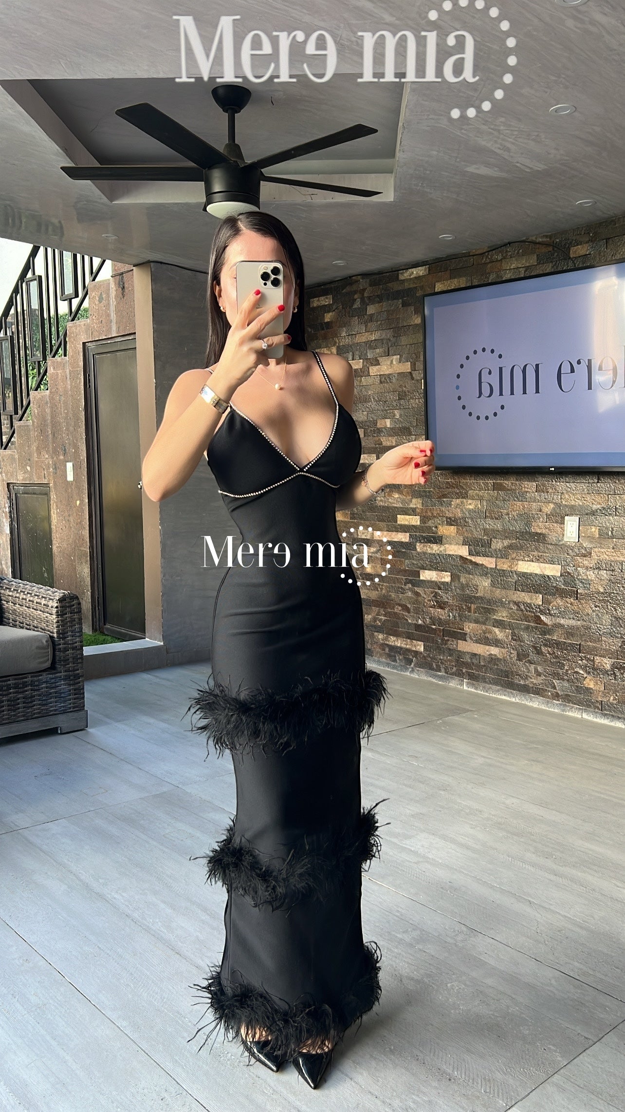 Vestido negro largo con plumas