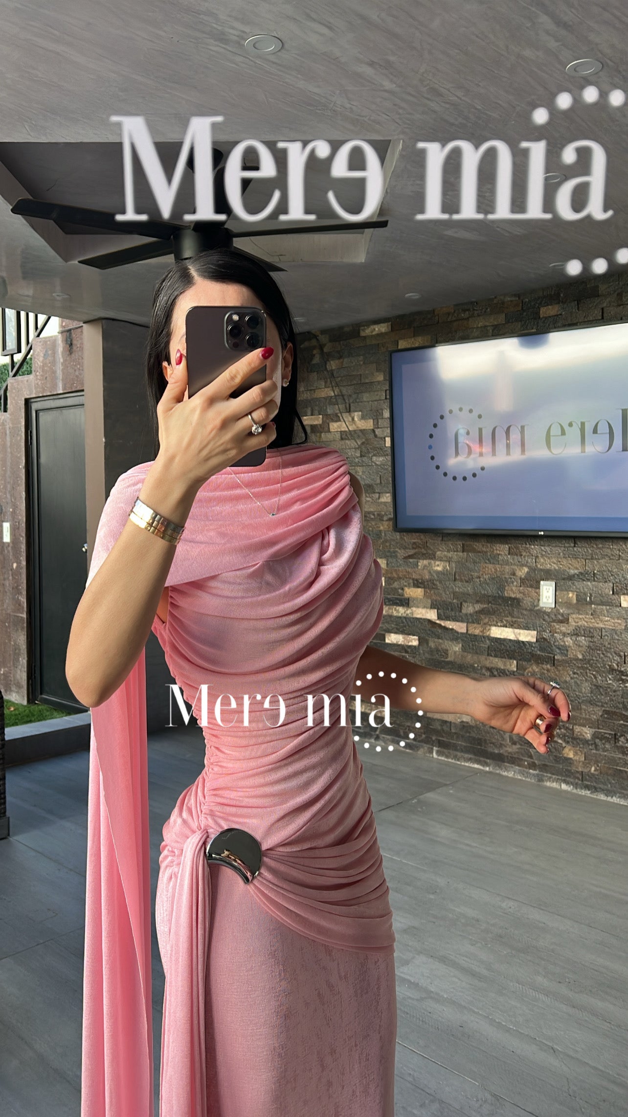 Vestido plisado capa