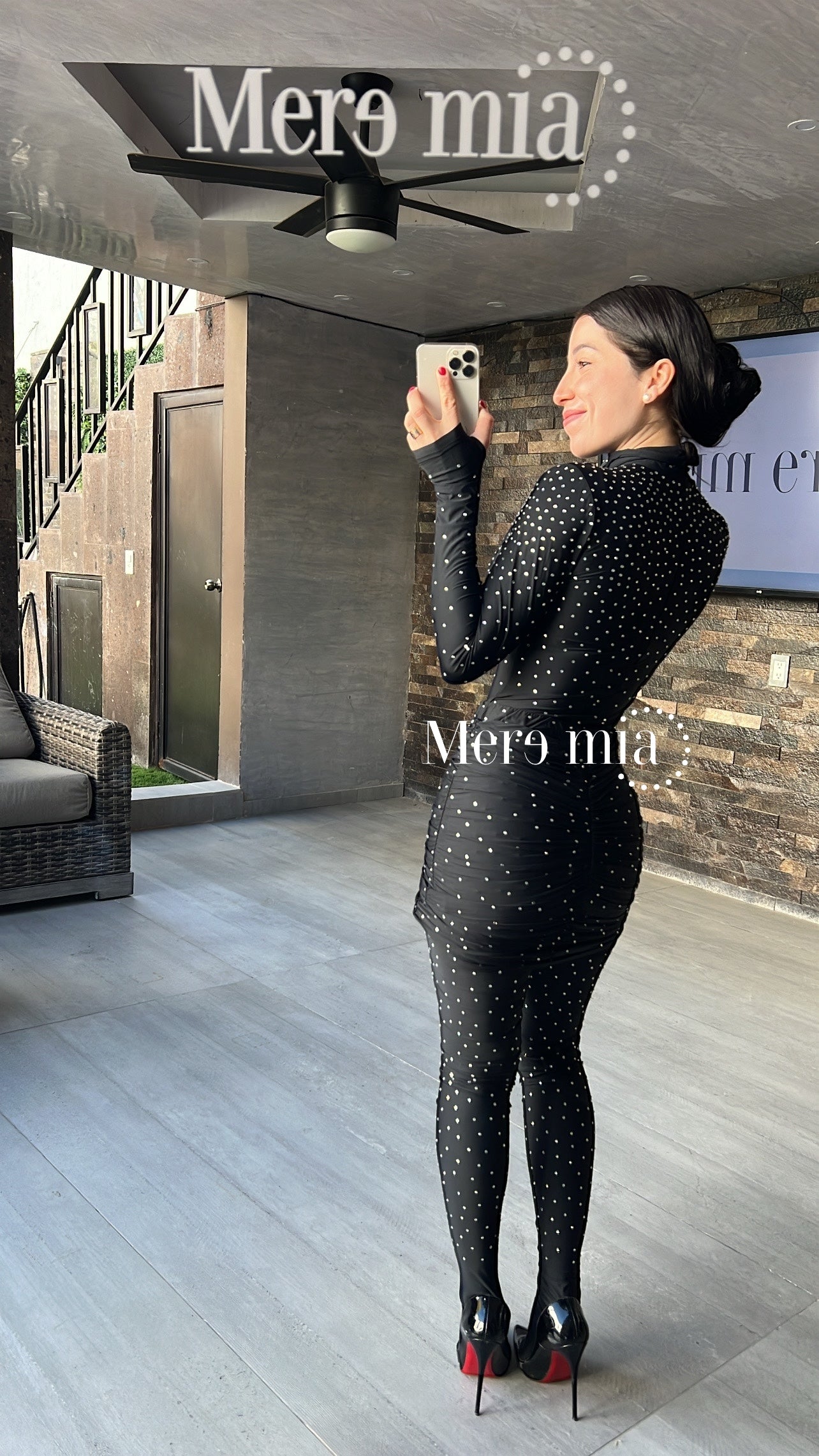 Conjunto negro puntos cuello