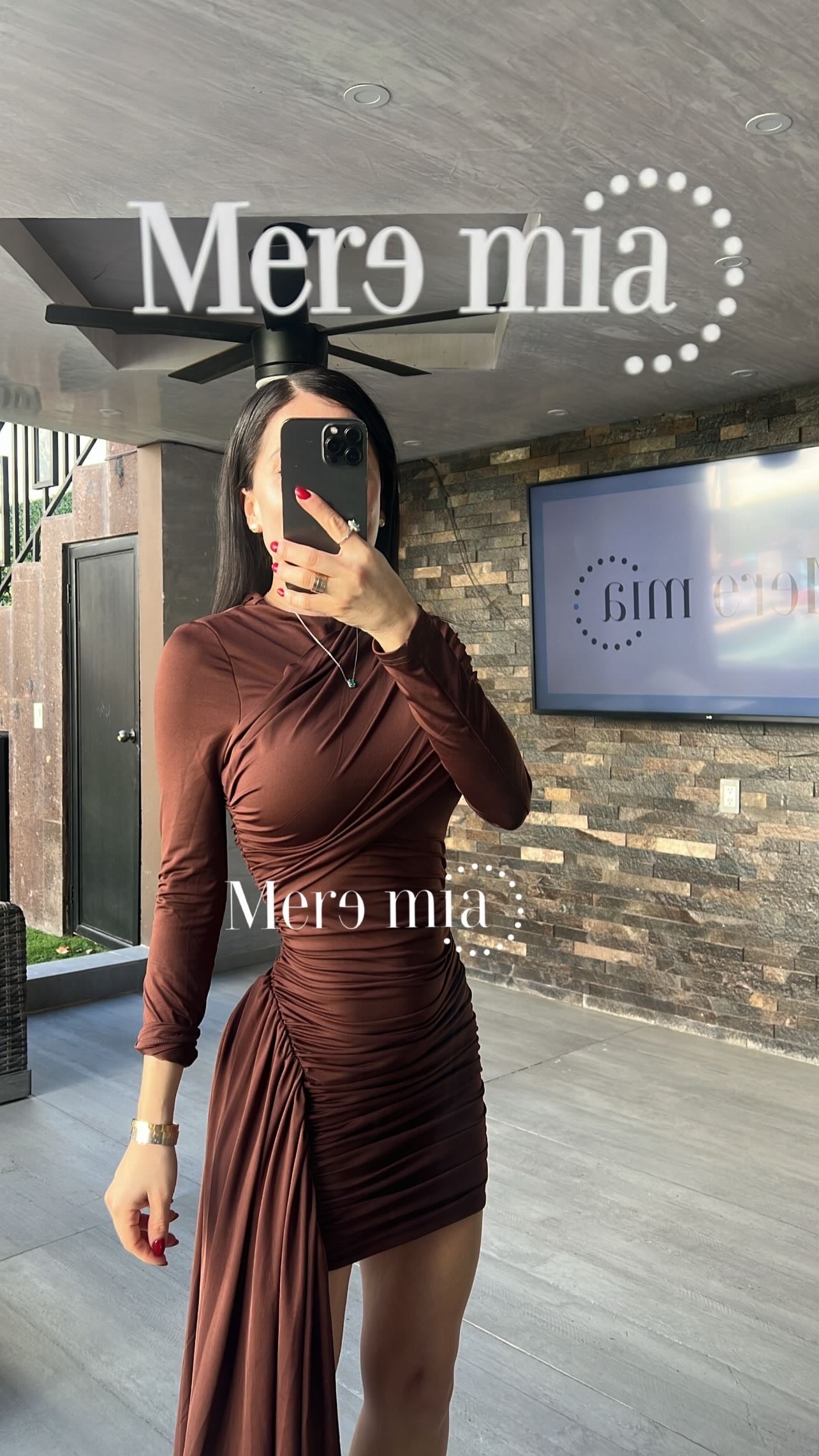 Vestido plisado café estola