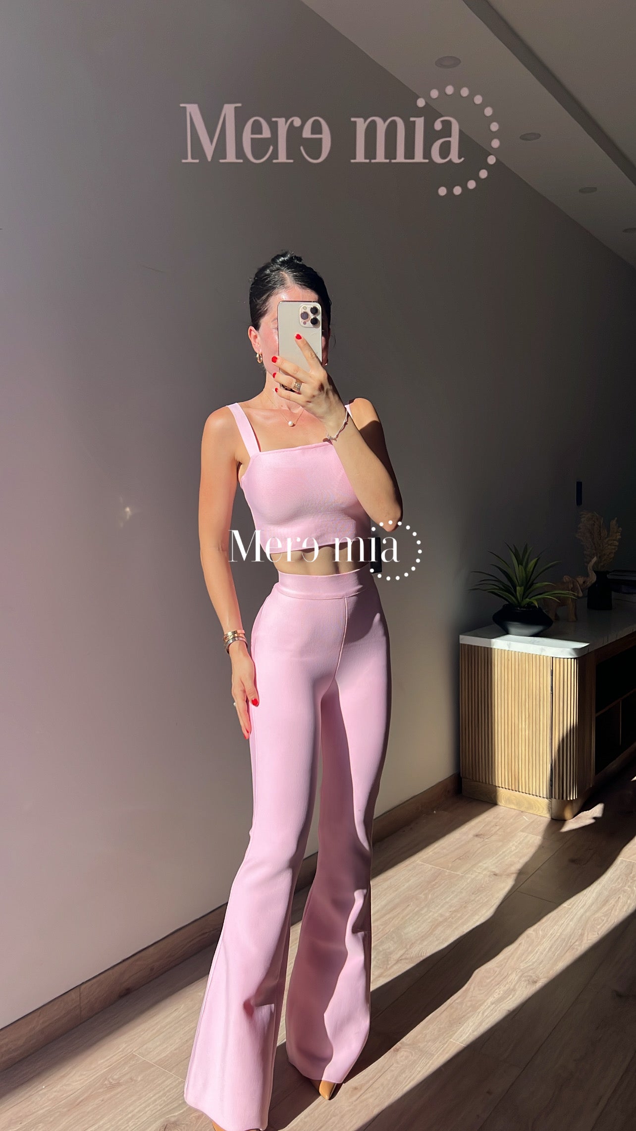 Pantalón rosa acampanado