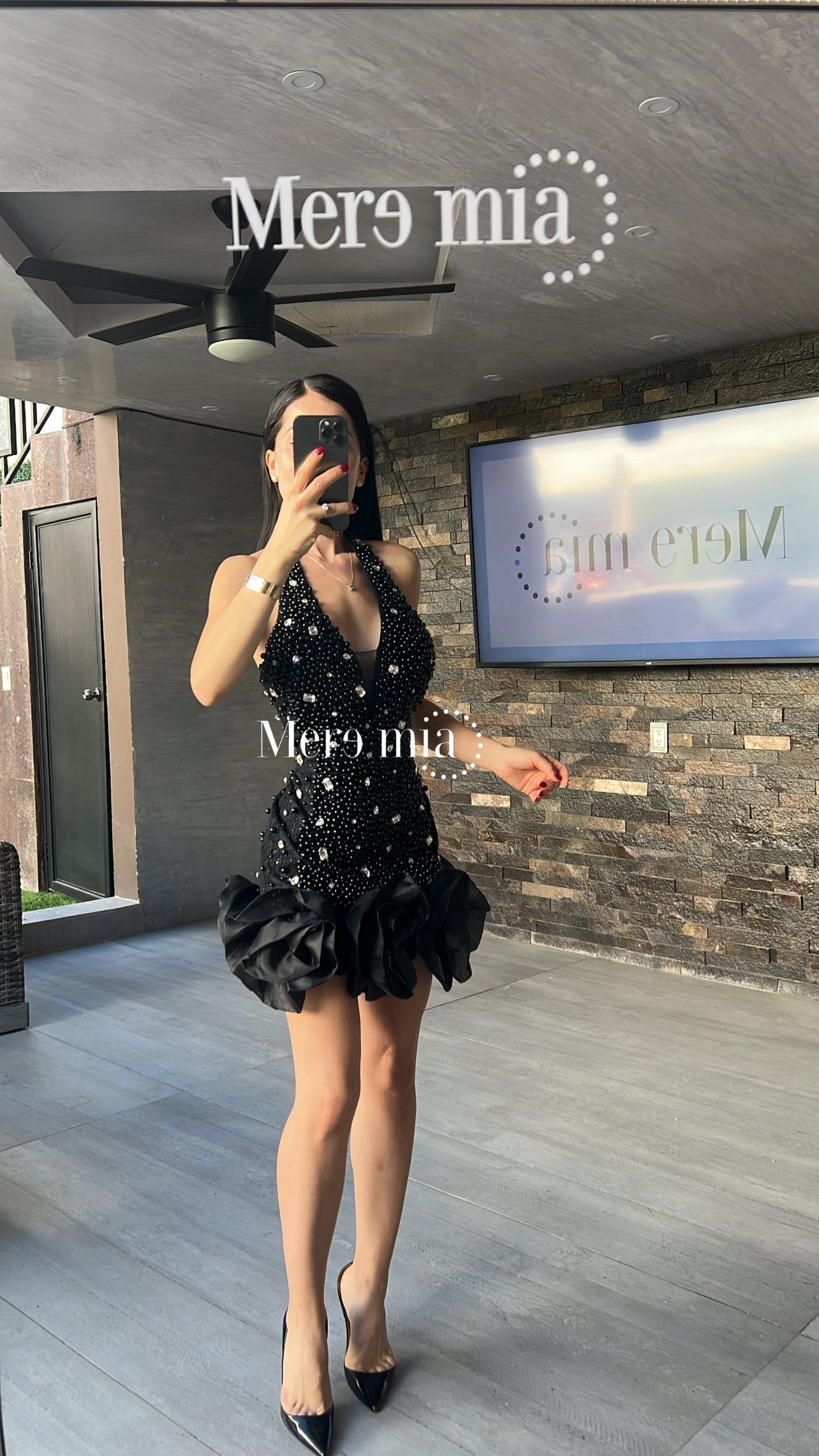 Vestido negro perlas flores