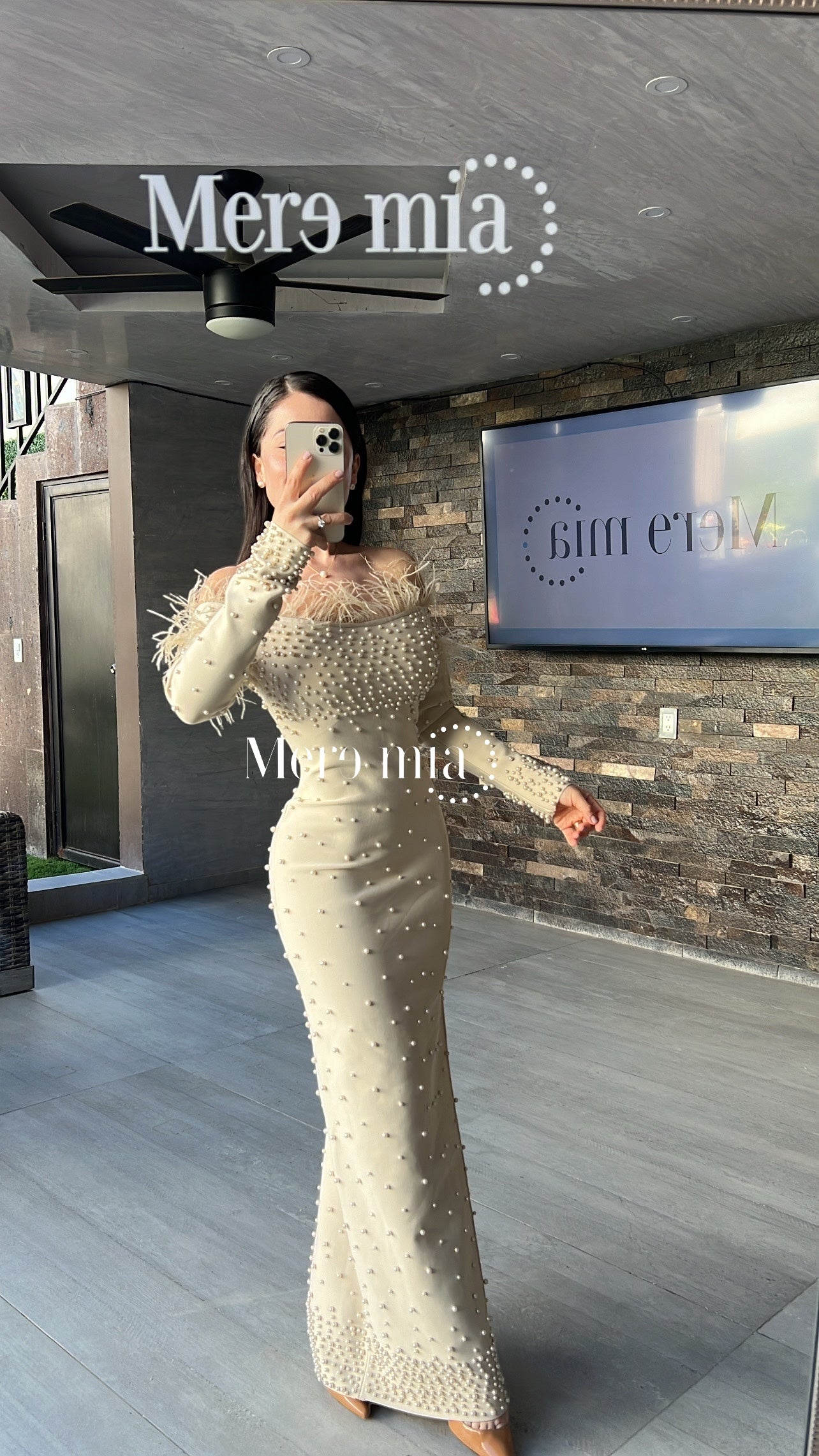 Vestido beige plumas perlas