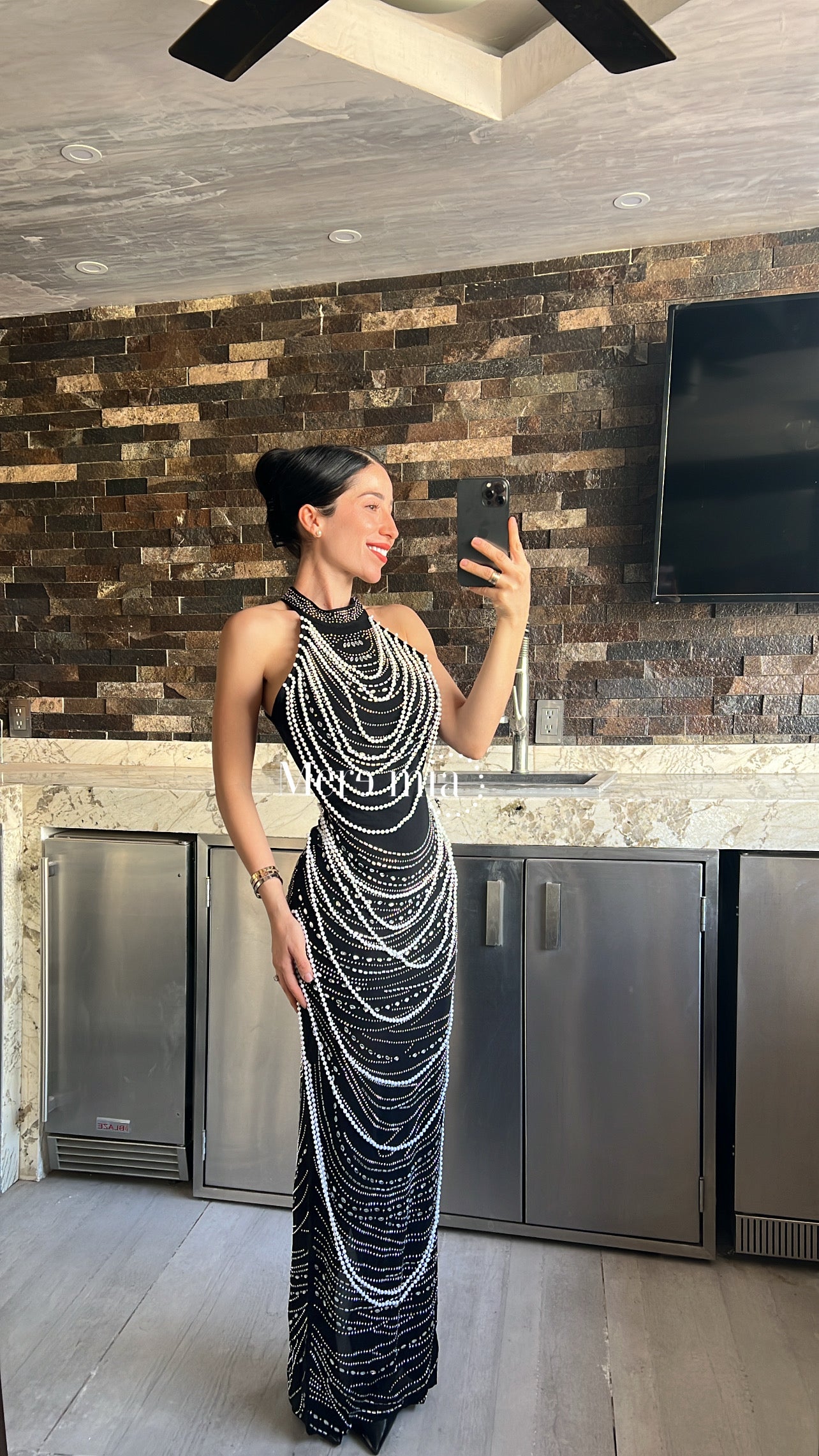 Vestido negro perlas cuello