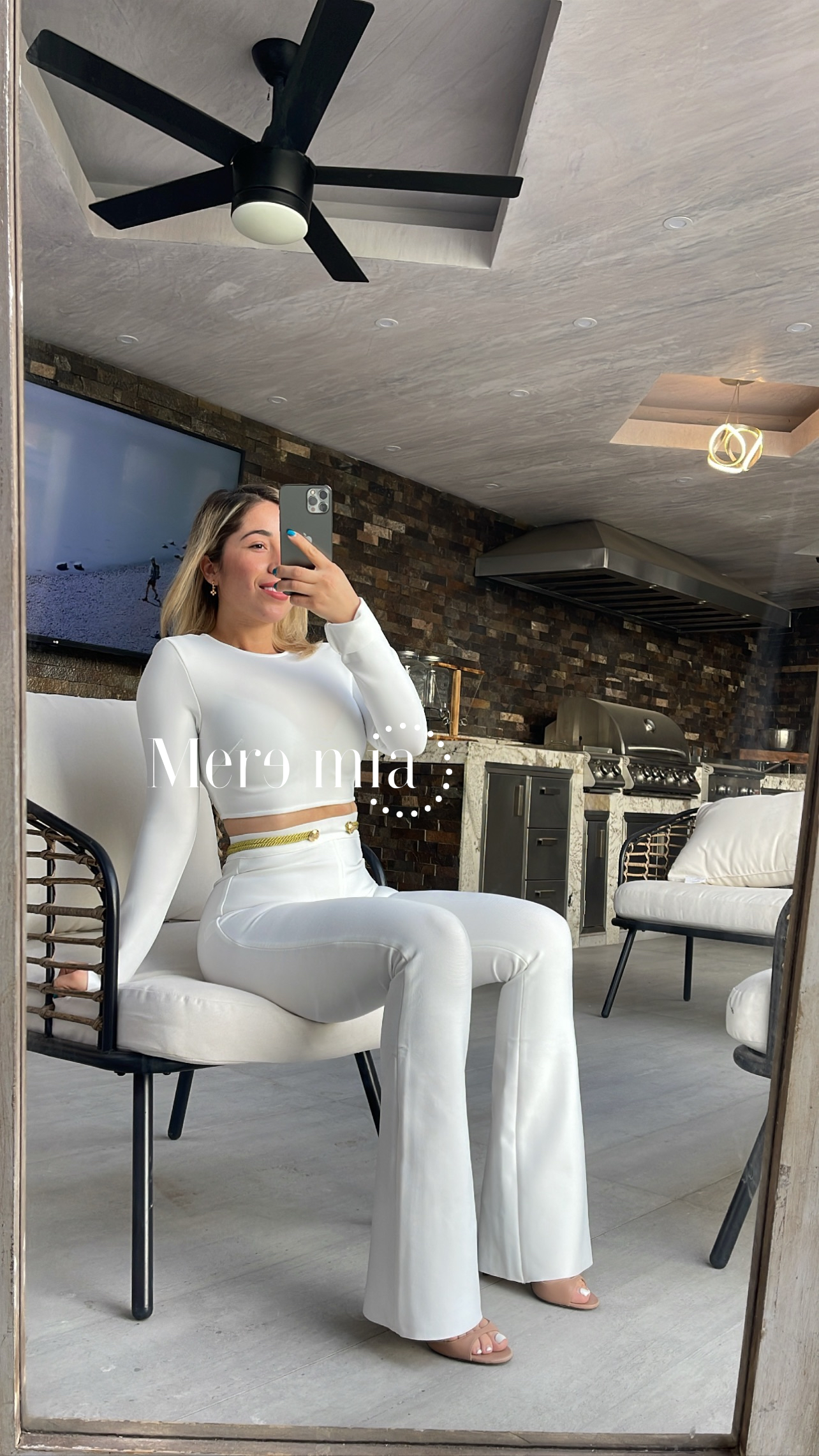 Conjunto blanco con cintó dorado