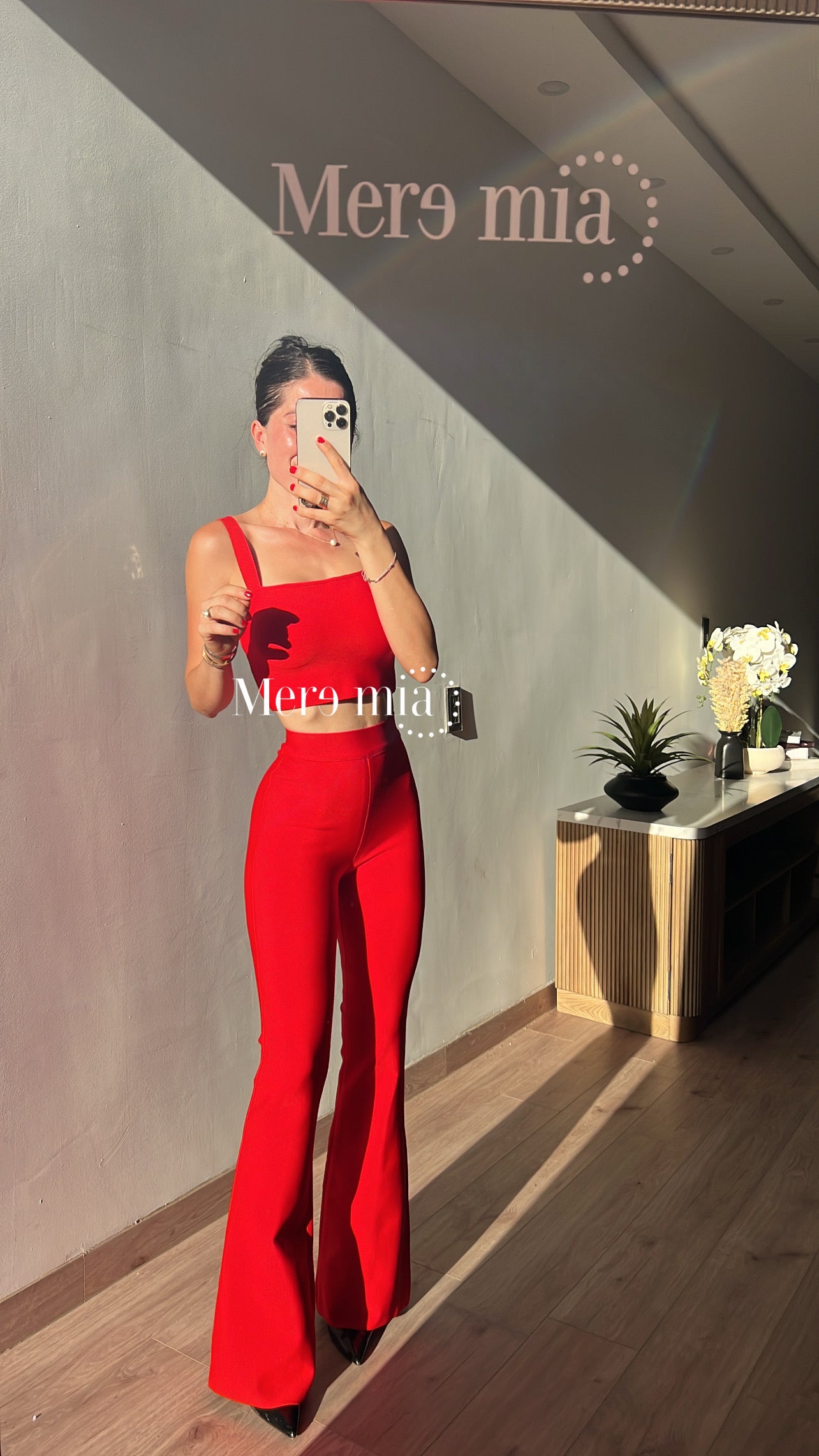 Pantalón rojo acampanado